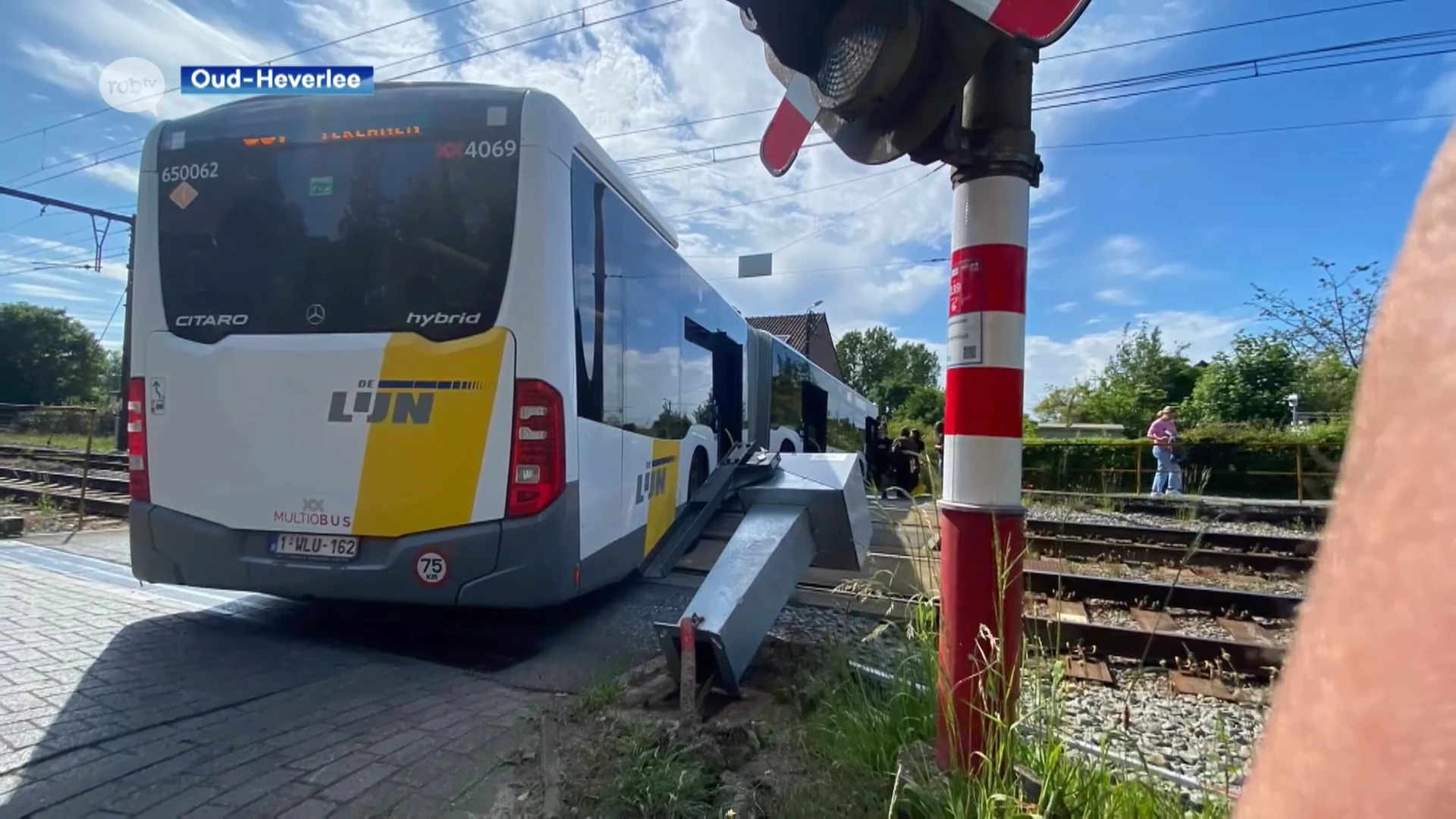 Treinverkeer tussen Leuven en Ottignies verstroord nadat bus zicht vastrijdt op sporen in Oud-Heverlee