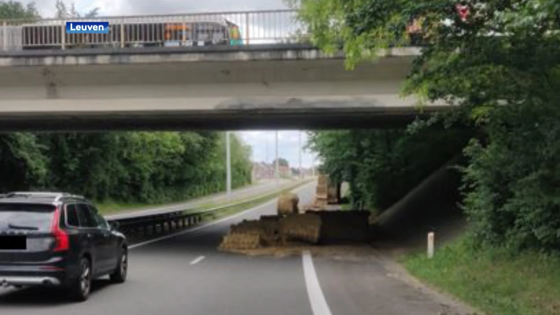 Vrachtwagen verliest strobalen op de ring van Leuven