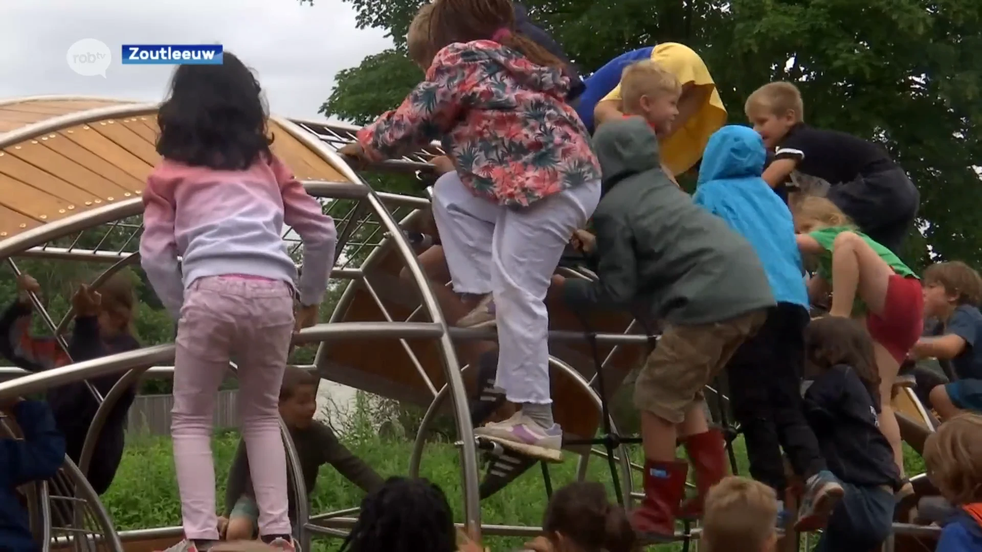 Leerlingen van de Tinteltuin mogen nieuwe speeltuin in het Vinne in Zoutleeuw als eerste uittesten