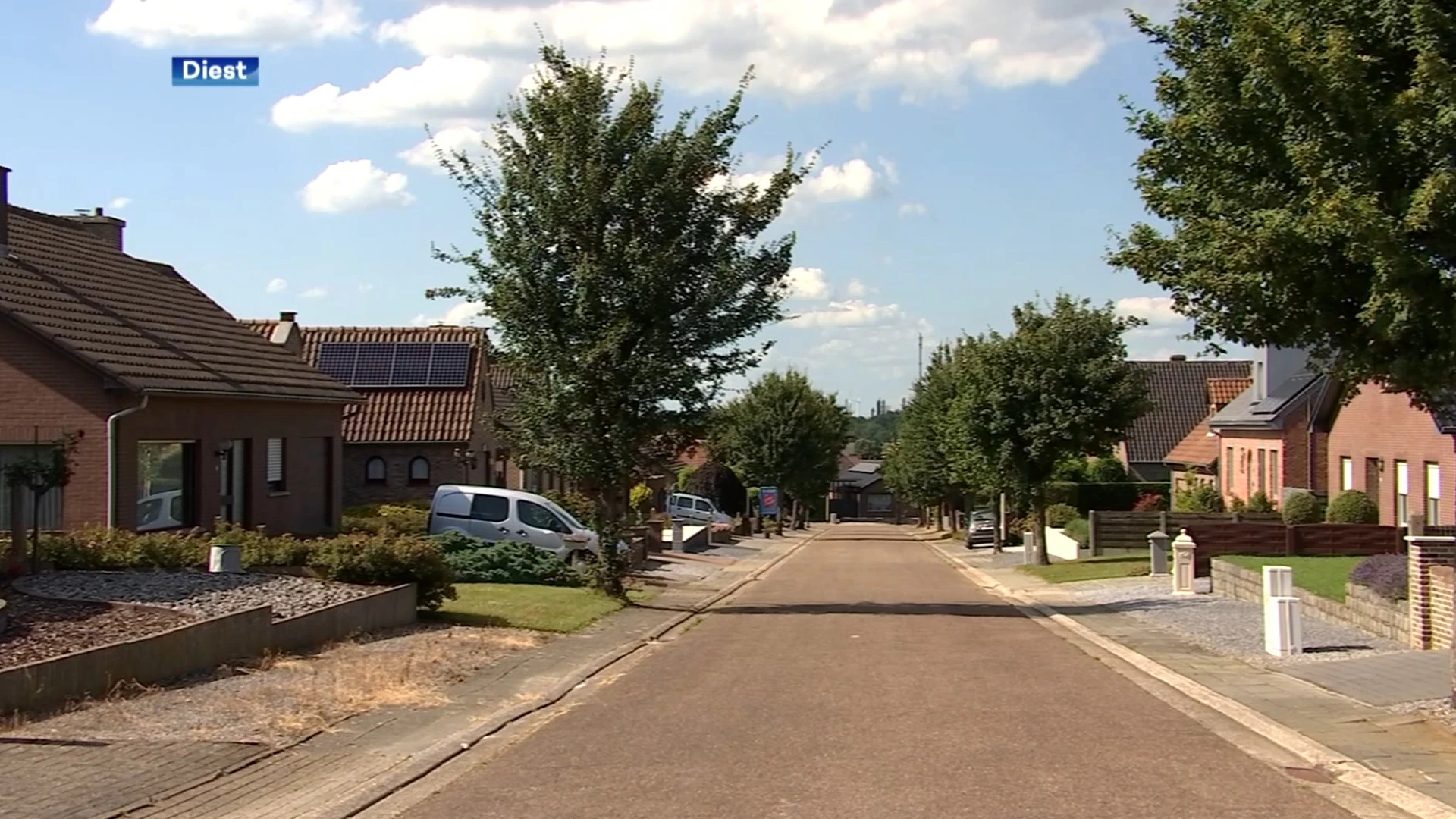 Politie Demerdal ontdekt grote hoeveelheden valse kledij in woning in Deurne bij Diest