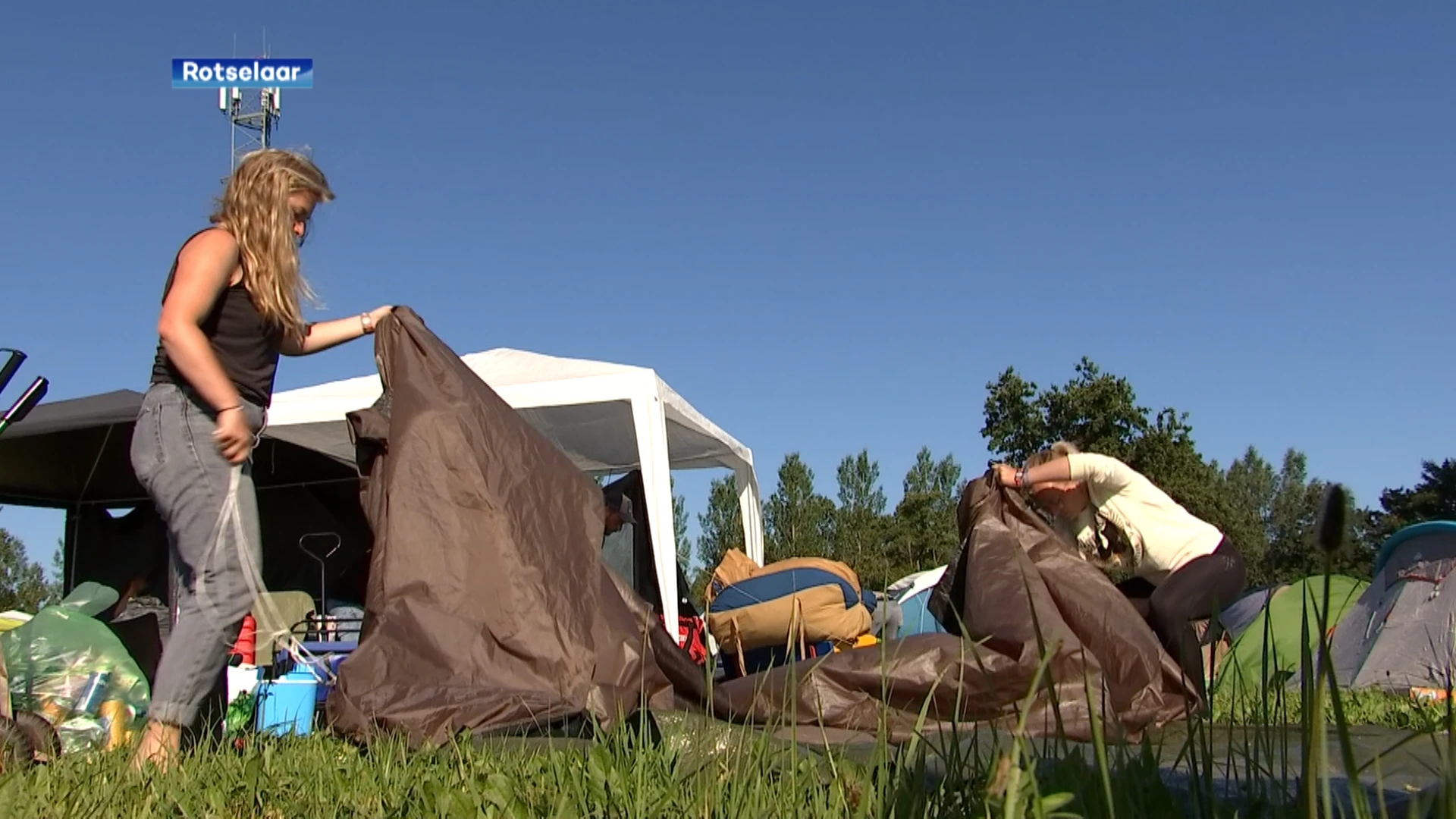 Festivalgangers verlaten de camping van Rock Werchter gepakt en gezakt én met kleine oogjes