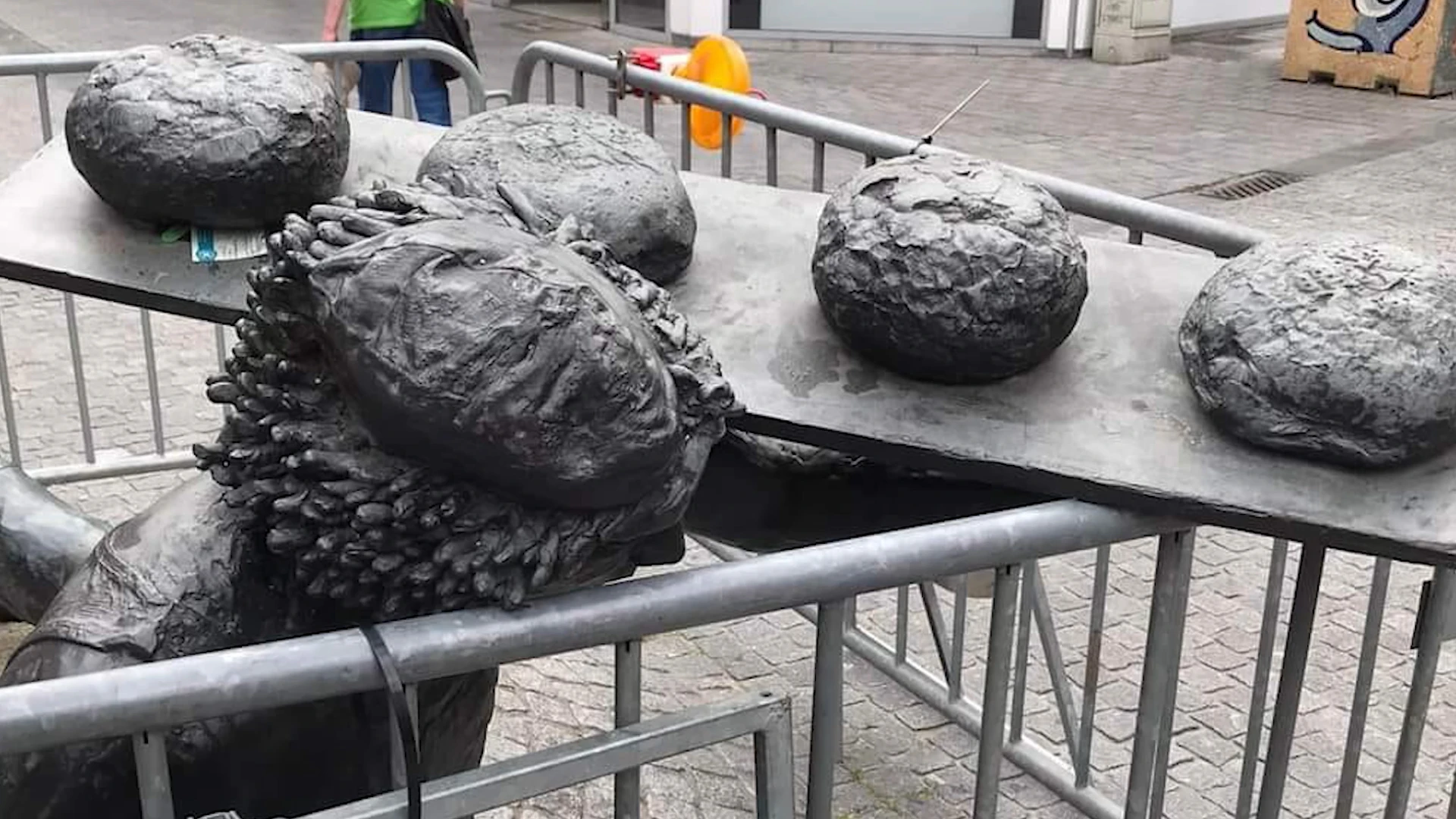 Standbeeld Dorre De Bakker in Leuven omgevallen nadat toerist ertegen leunt