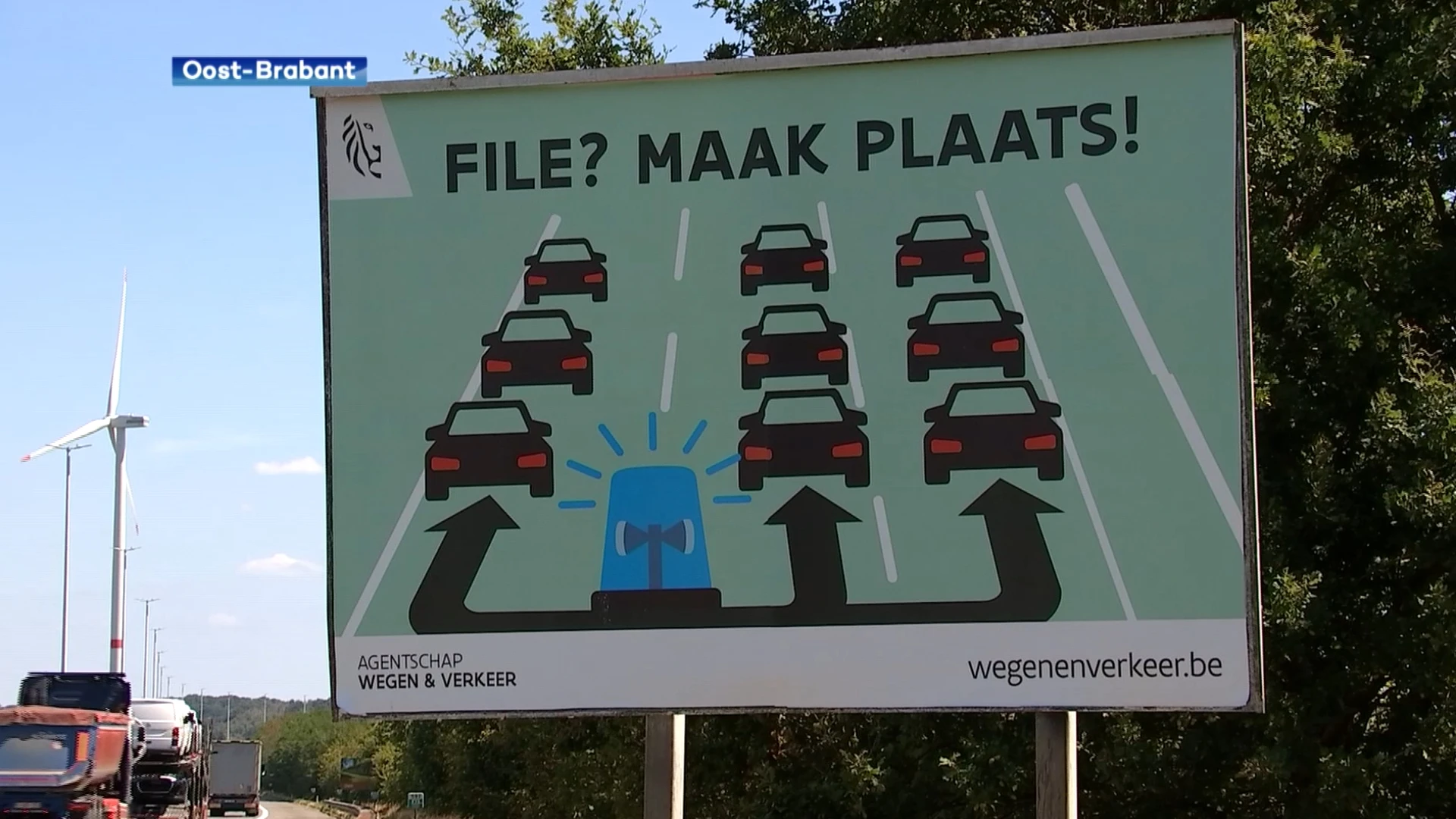 Vlaamse Overheid hangt affiches uit om aandacht te vragen voor reddingstroken tijdens files