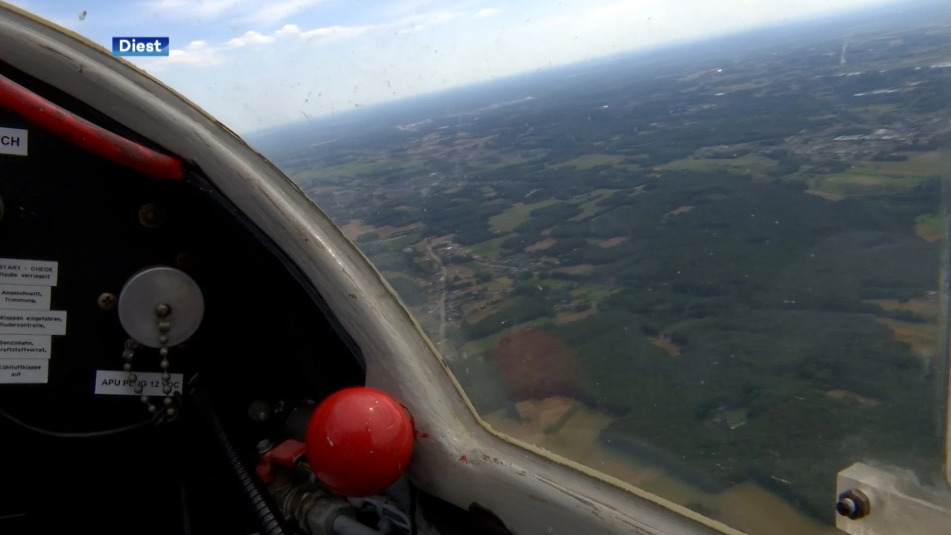 Oude vliegtuigen spotten: ROBtv vliegt mee op de "Oldtimer Fly & Drive In" op vliegveld in Schaffen