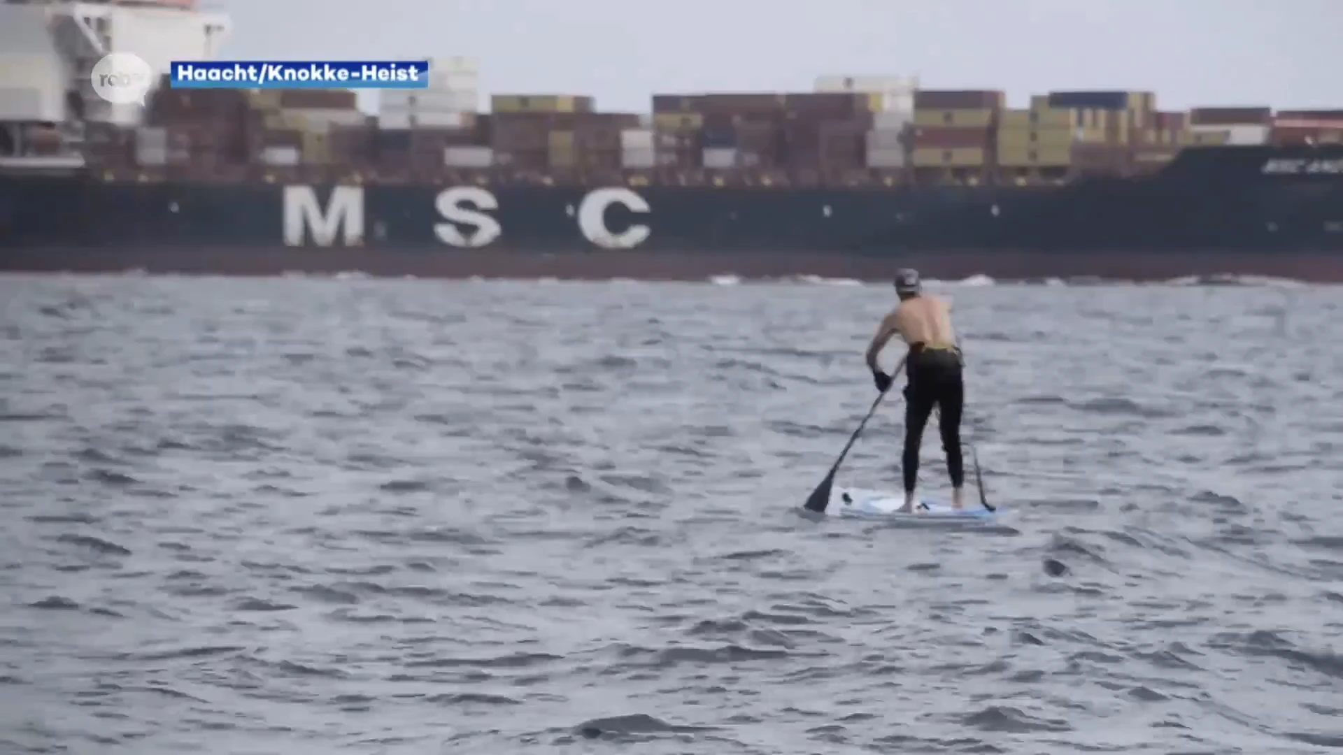 Pieter-Jan Buekens uit Haacht steekt het kanaal over met een supboard voor het goede doel