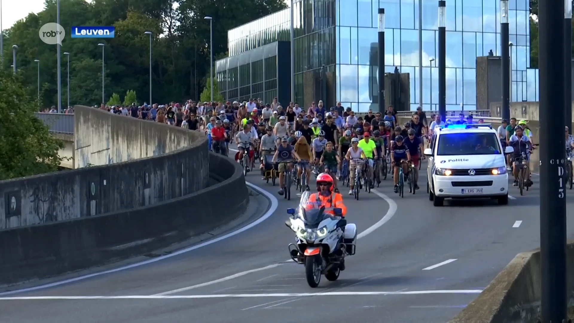 Honderden mensen fietsen mee tijdens eerste "King of the Ring" tijdens autoloze zondag in Leuven: "Toch een speciale ervaring"