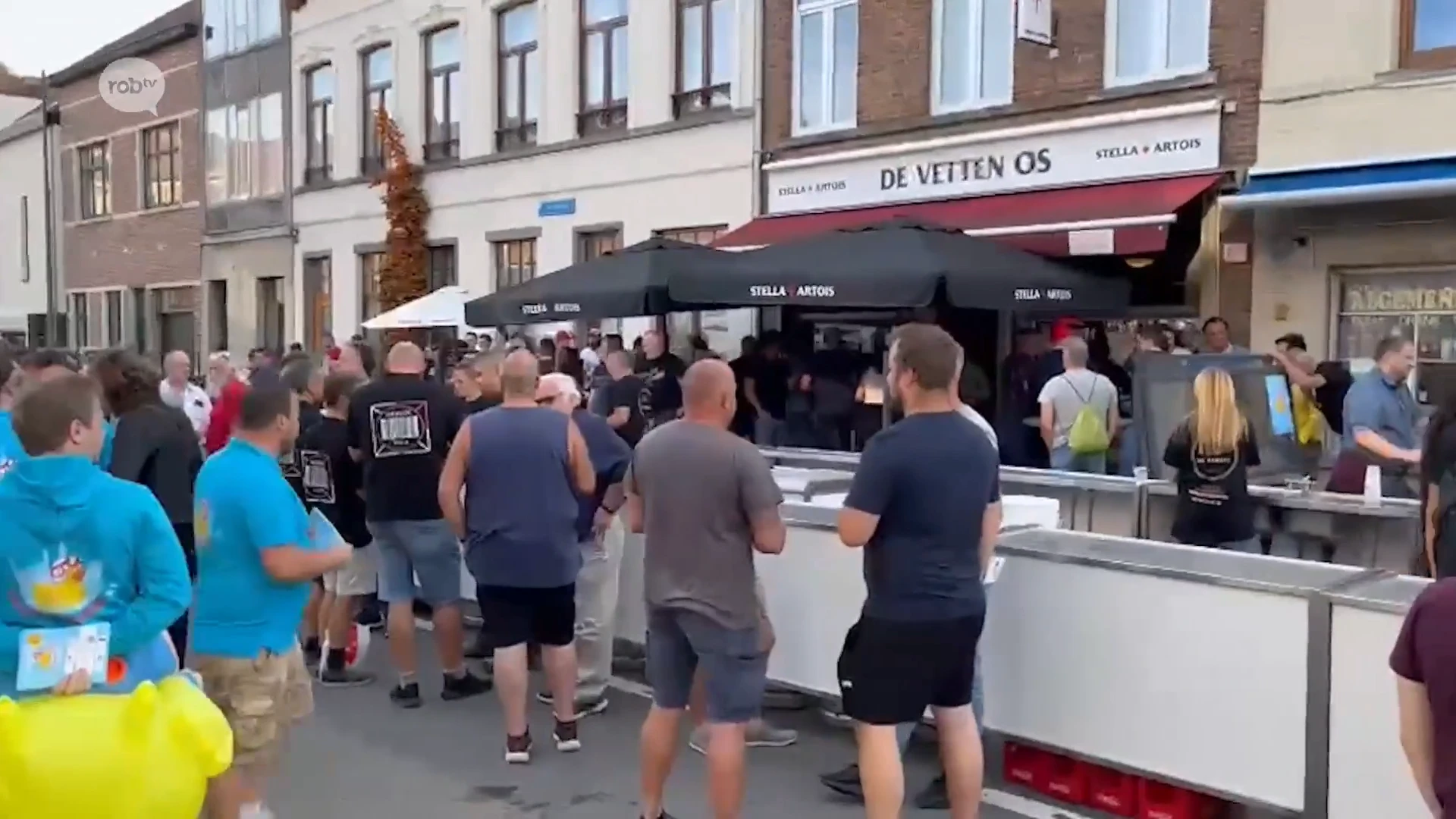 Jaarmarkt in Leuven: traditioneel vroege pintjes aan café De Vetten Os