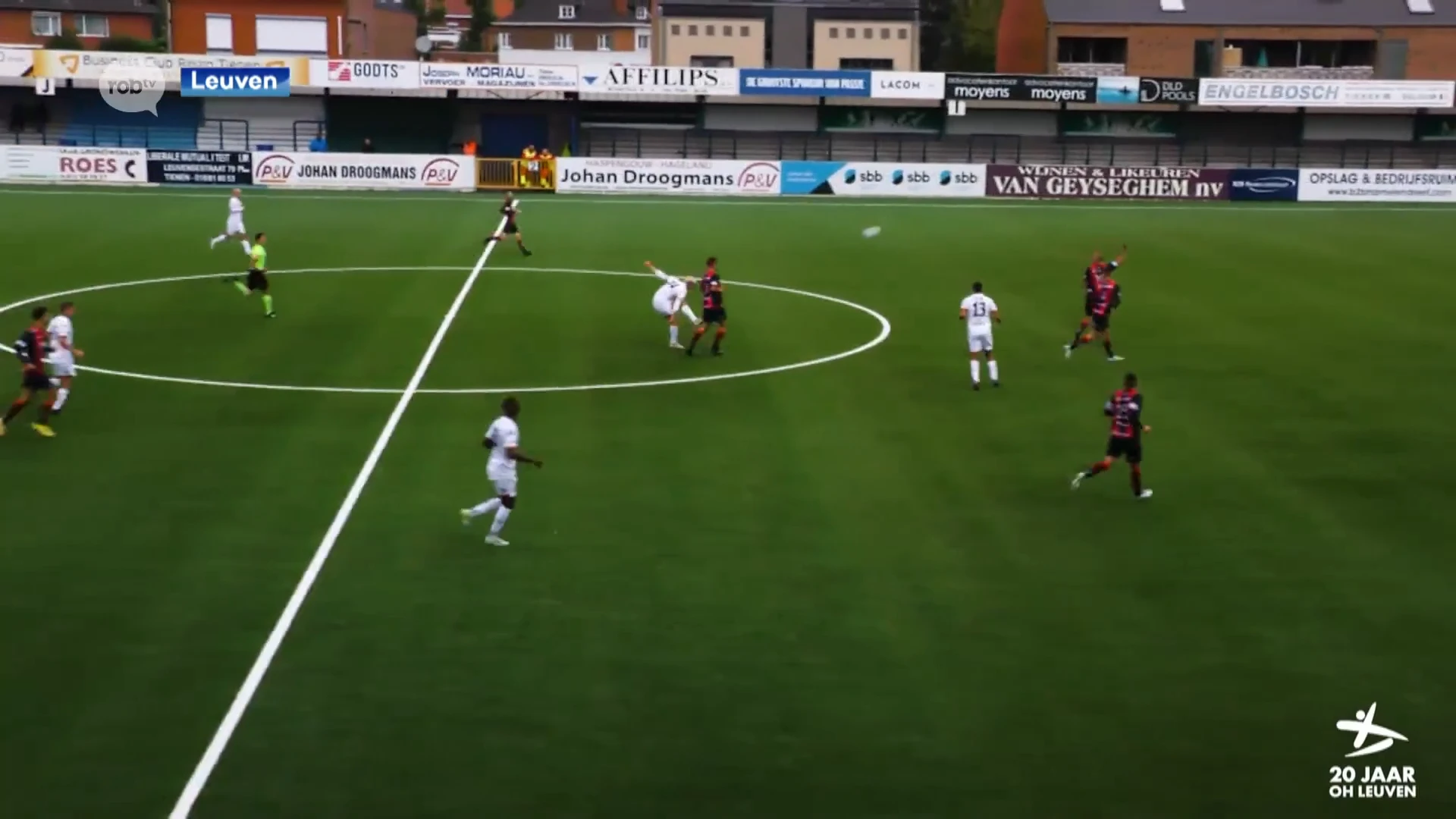 WAUW: OHL-spits Aleksander Buksa (U23) schiet bal vanaf de middenlijn in doel
