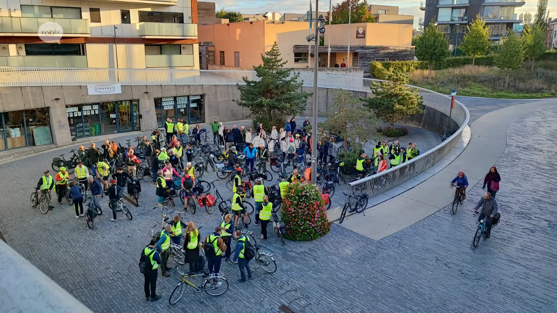 Honderd werknemers van bedrijventerrein Haasrode fietsen samen naar het werk: "Goed voor conditie en voor milieu"