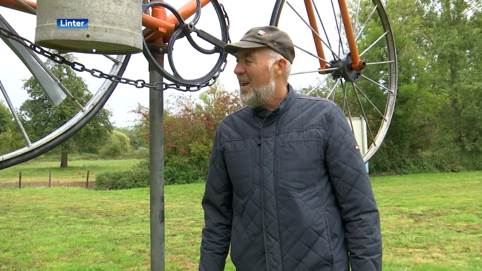 Reuzegrote fiets dient als windwijzer in Linter: "Gemaakt van materialen die ik nog had liggen"