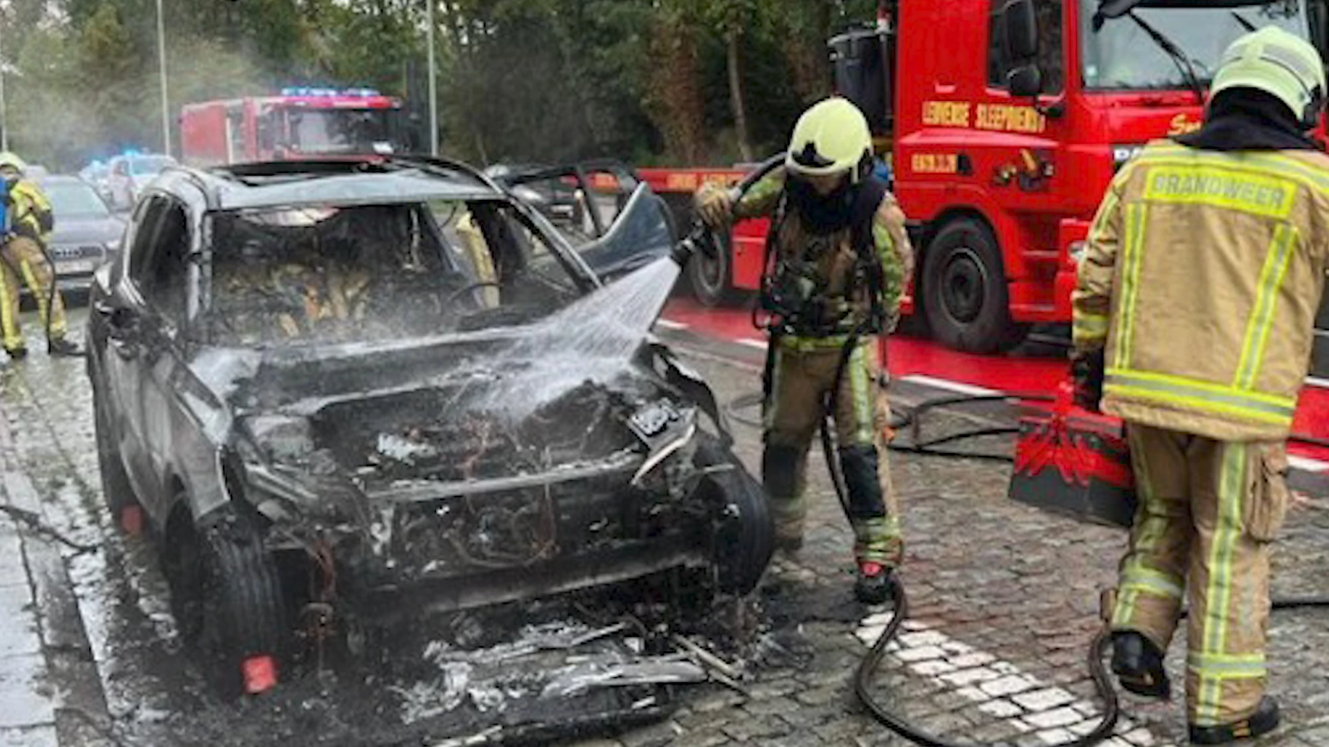 Brand zorgt voor hinder op de Leuvense binnenring: hybride wagen volledig uitgebrand
