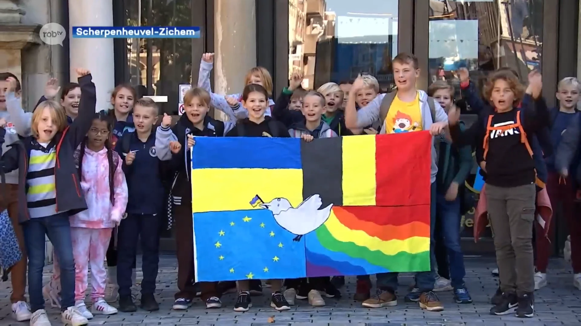 750 leerlingen met zelfgemaakte vlaggen komen samen voor vredesmoment in Scherpenheuvel-Zichem