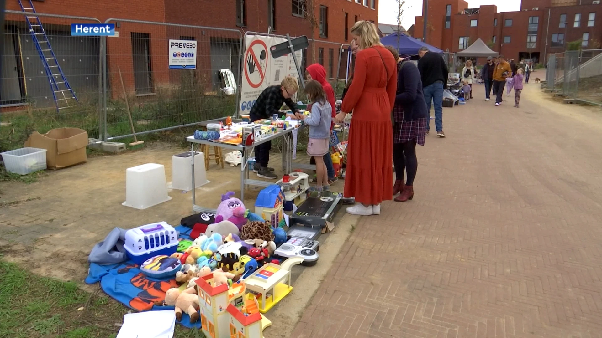 1000 Herentenaars komen samen op straat voor rommelmarkt, straattheater en circus