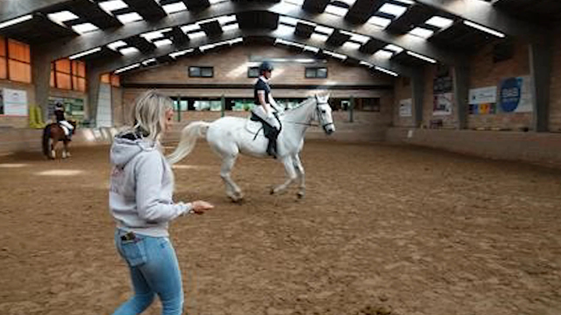 Paralympisch amazone Manon Claeys brengt bezoek aan Paardenmanege Meerdaalhof in Oud-Heverlee