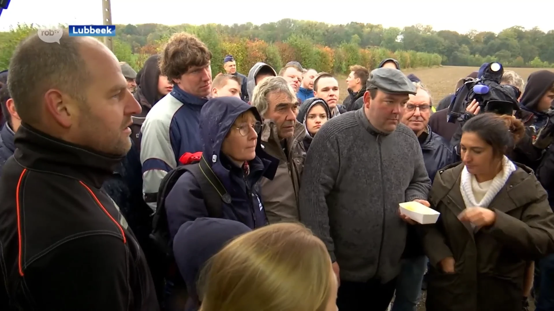 Zo'n 100 boeren protesteren tijdens een bezoek van Zuhal Demir in Lubbeek tegen het gelekte mestactieplan