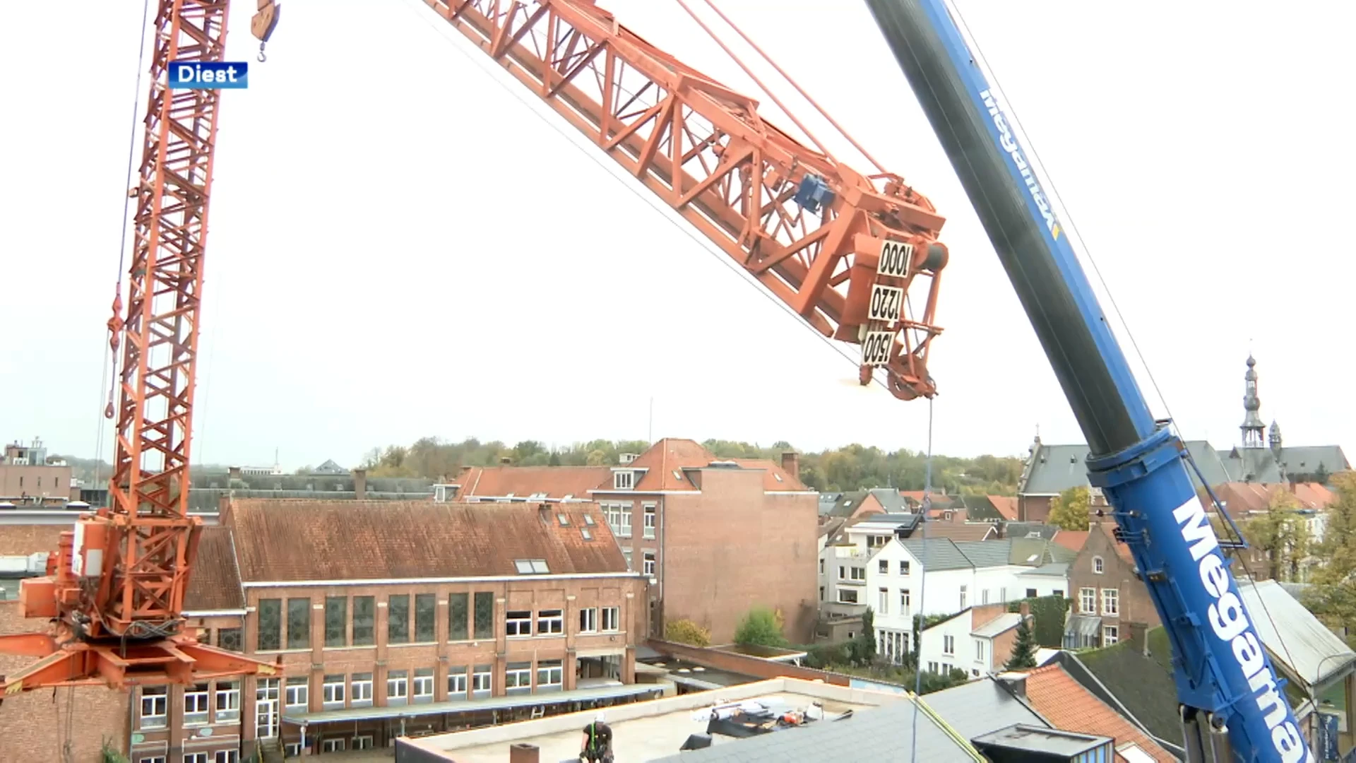 Bouwkraan van 18 ton zweeft door de lucht in Diest: "Dat is toch een heel gevaarlijk werk"