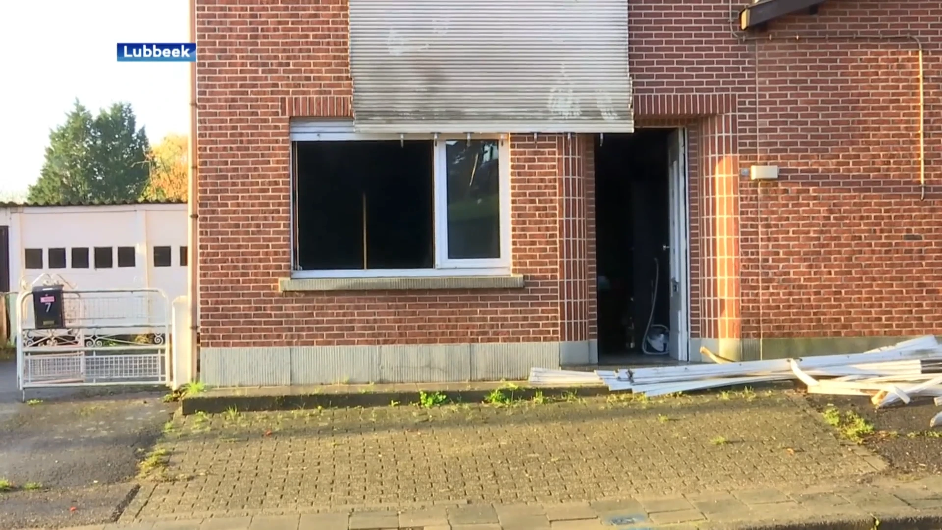 Huis op de Geestbeek brandt af en is onbewoonbaar verklaard: meisje dat alleen thuis was, kan woning tijdig verlaten