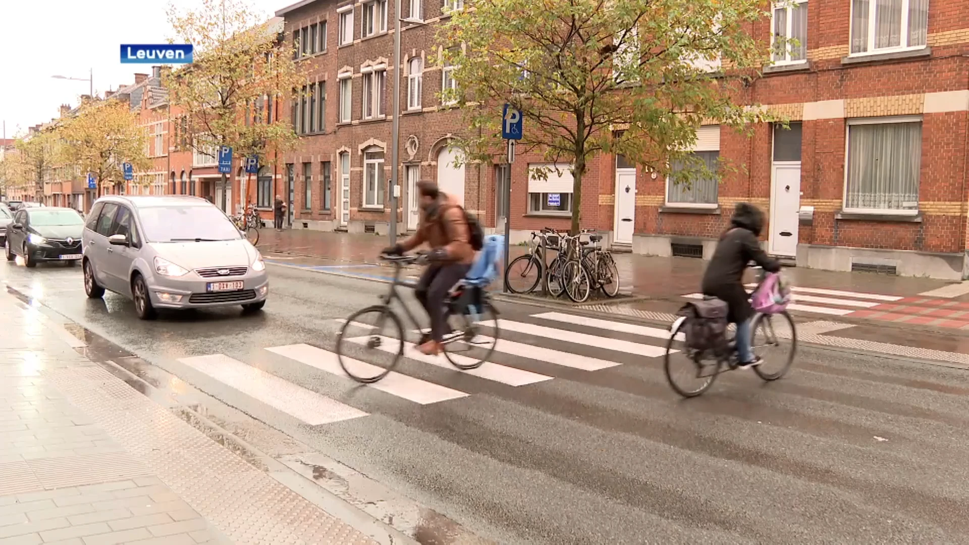 Voetgangers, fietsers of auto's: wie heeft er voorrang aan zebrapad op Martelarenlaan richting station? "Fietsers enkel als ze afstappen"