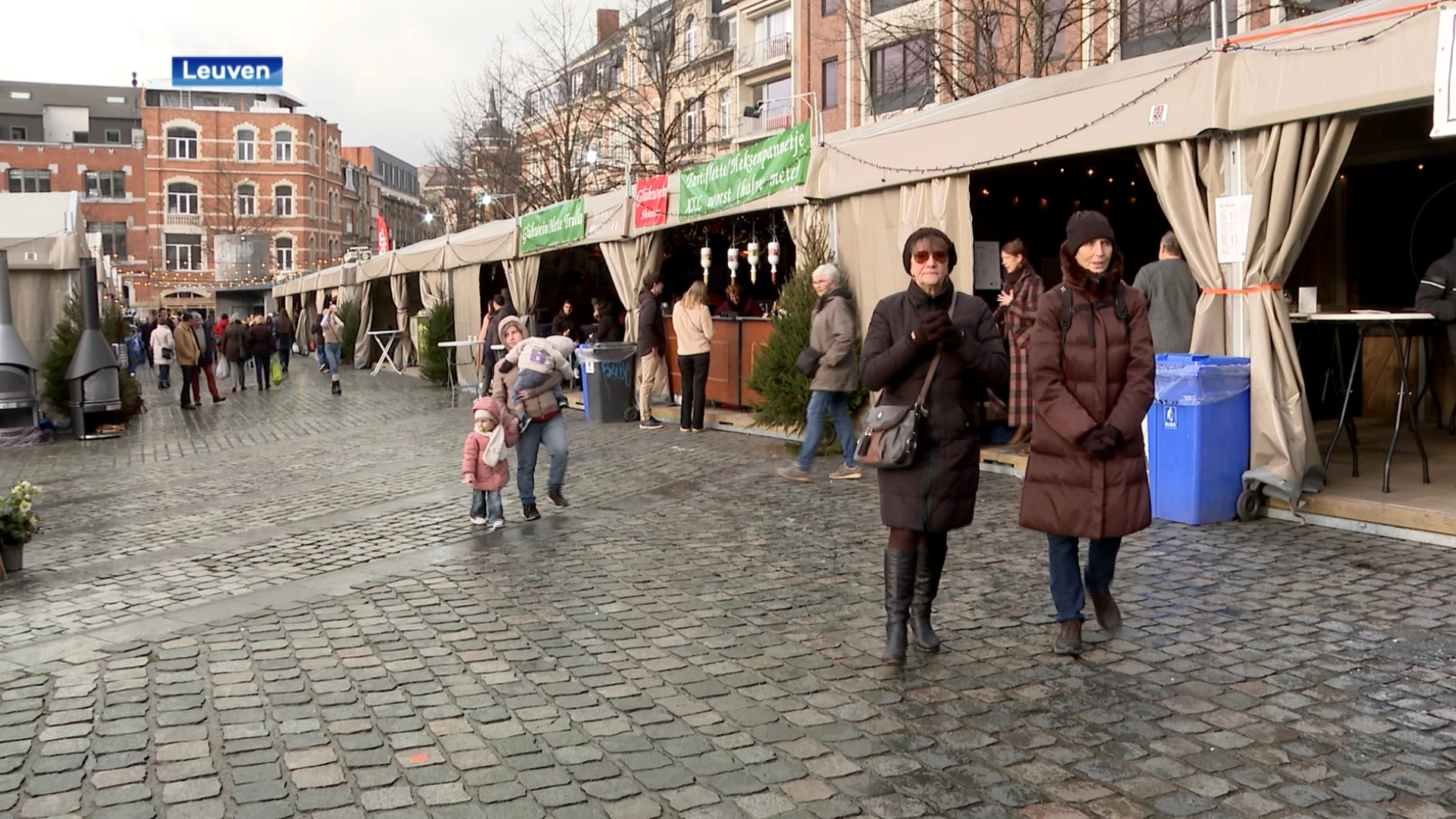 Vanmiddag al meteen veel volk tijdens opening van kerstmarkt van Ladeuzeplein: "Plezant om jeneverkes te drinken met vrienden"