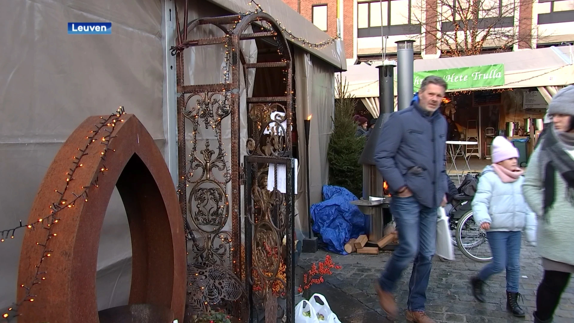 Hoe houden de standhouders op de Leuvense Kerstmarkt het warm? "Ik heb iemand zijn hond geleend en die staat nu op mijn hoofd!"