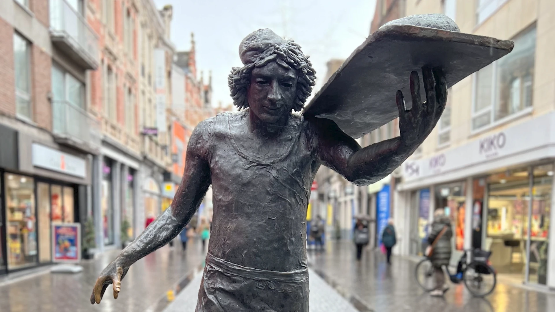 Omgevallen standbeeld 'Dorre, de bakker' staat opnieuw op sokkel in de Diestsestraat