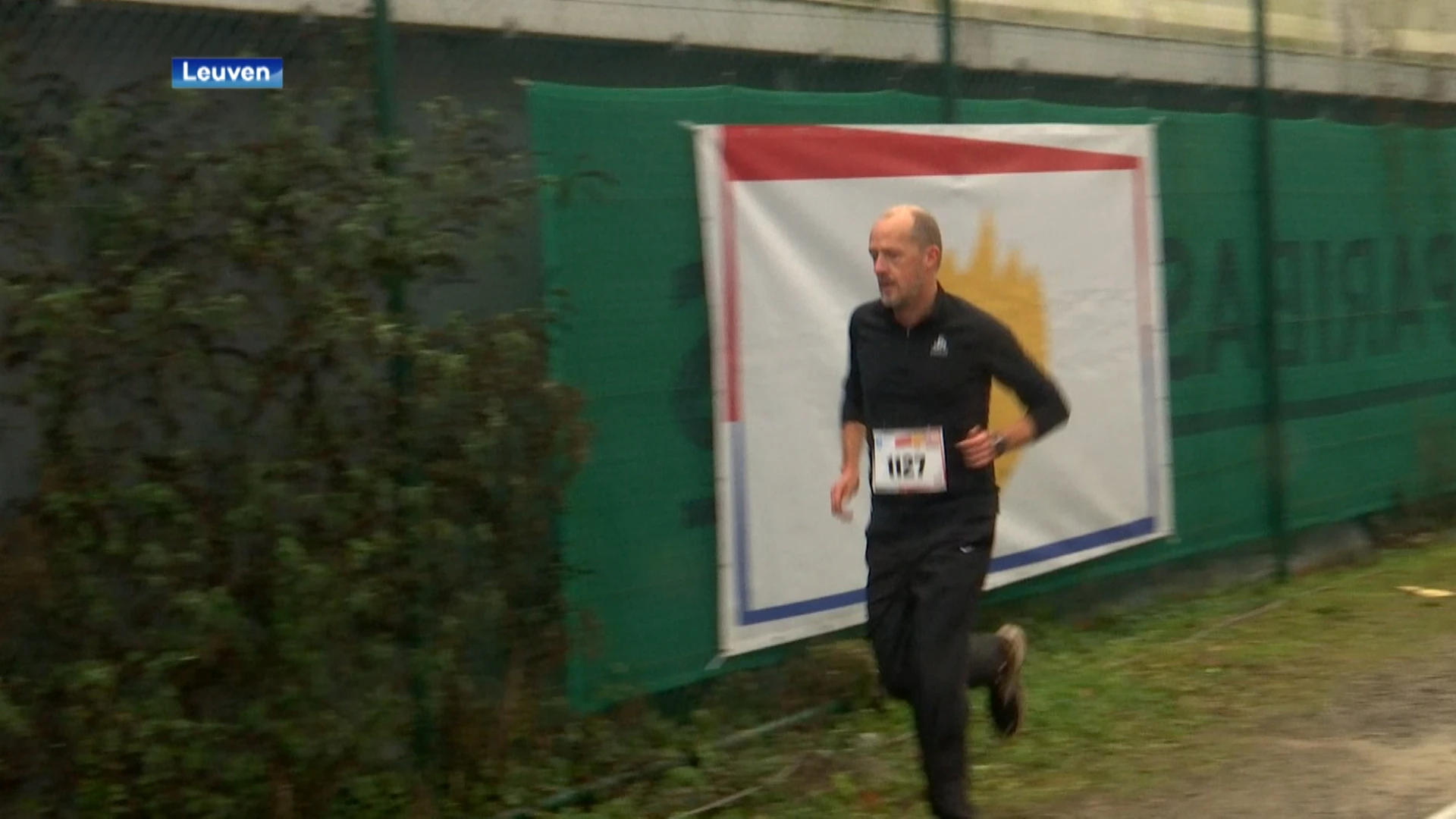 Honderden deelnemers wandelen of lopen voor het goede doel tijdens de Warmathon in Leuven