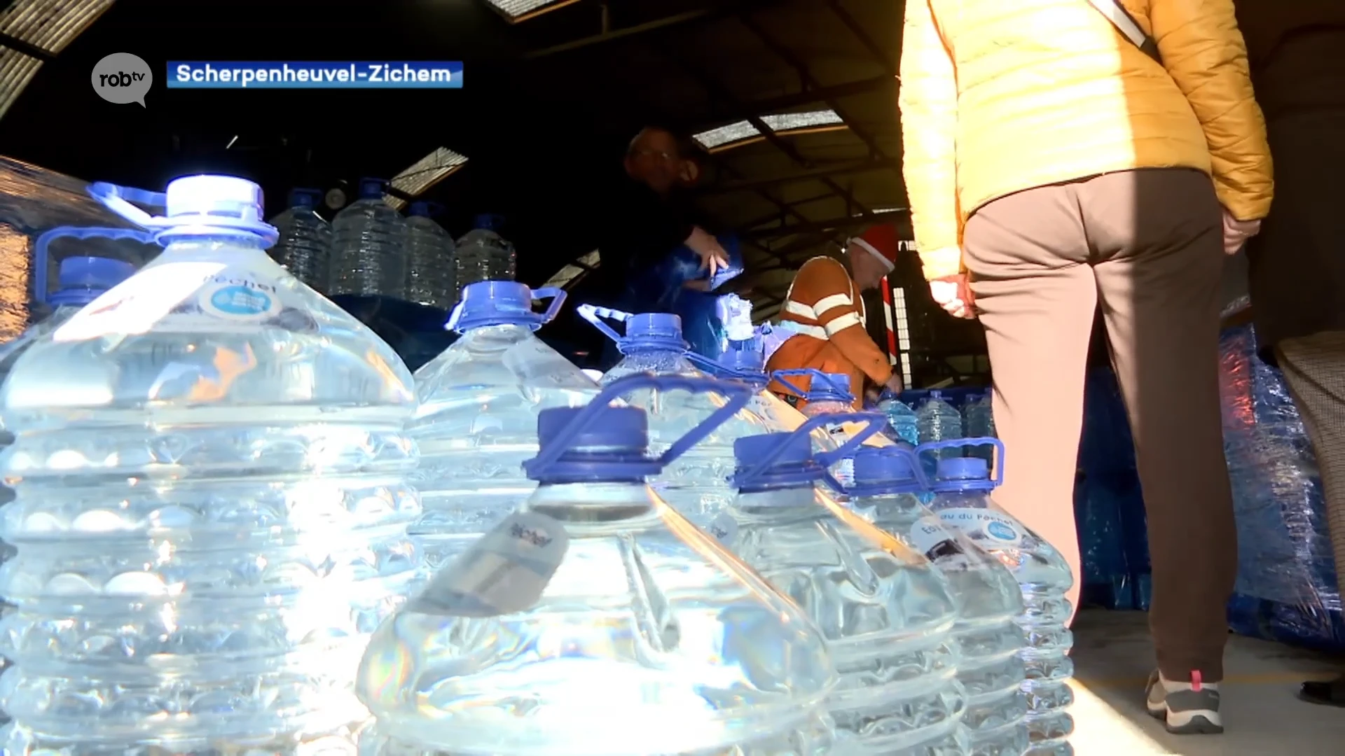 Opnieuw 100 mensen schuiven aan voor water in het stadsmagazijn van Scherpenheuvel