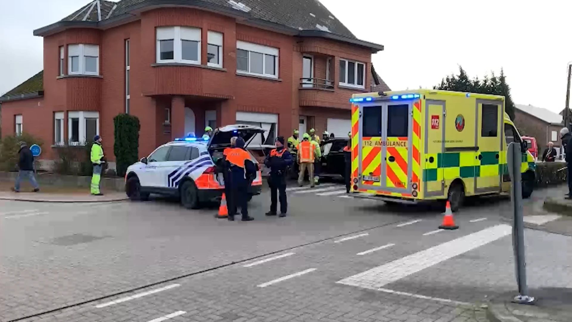 Auto rijdt tegen woning na verkeersongeval in Scherpenheuvel-Zichem: 2 lichtgewonden afgevoerd