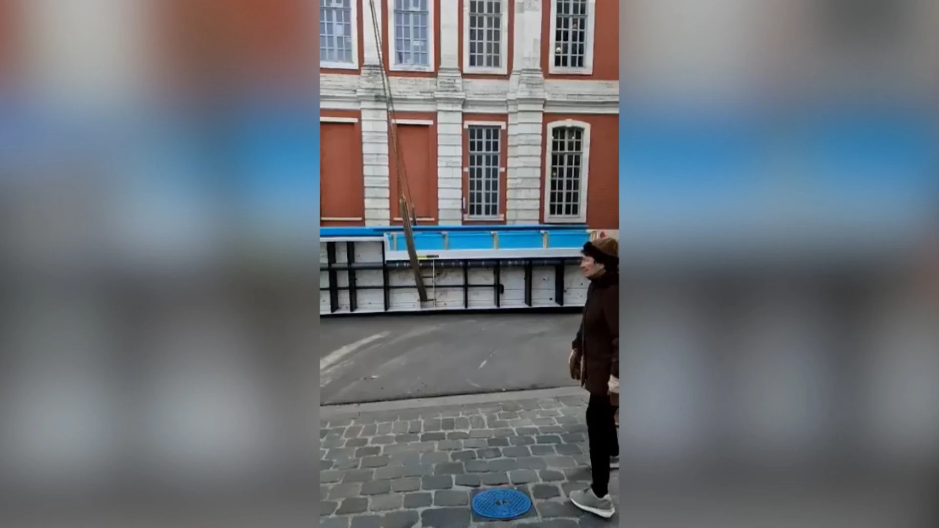 Zwembad van anderhalve ton zweeft door de lucht in Leuven