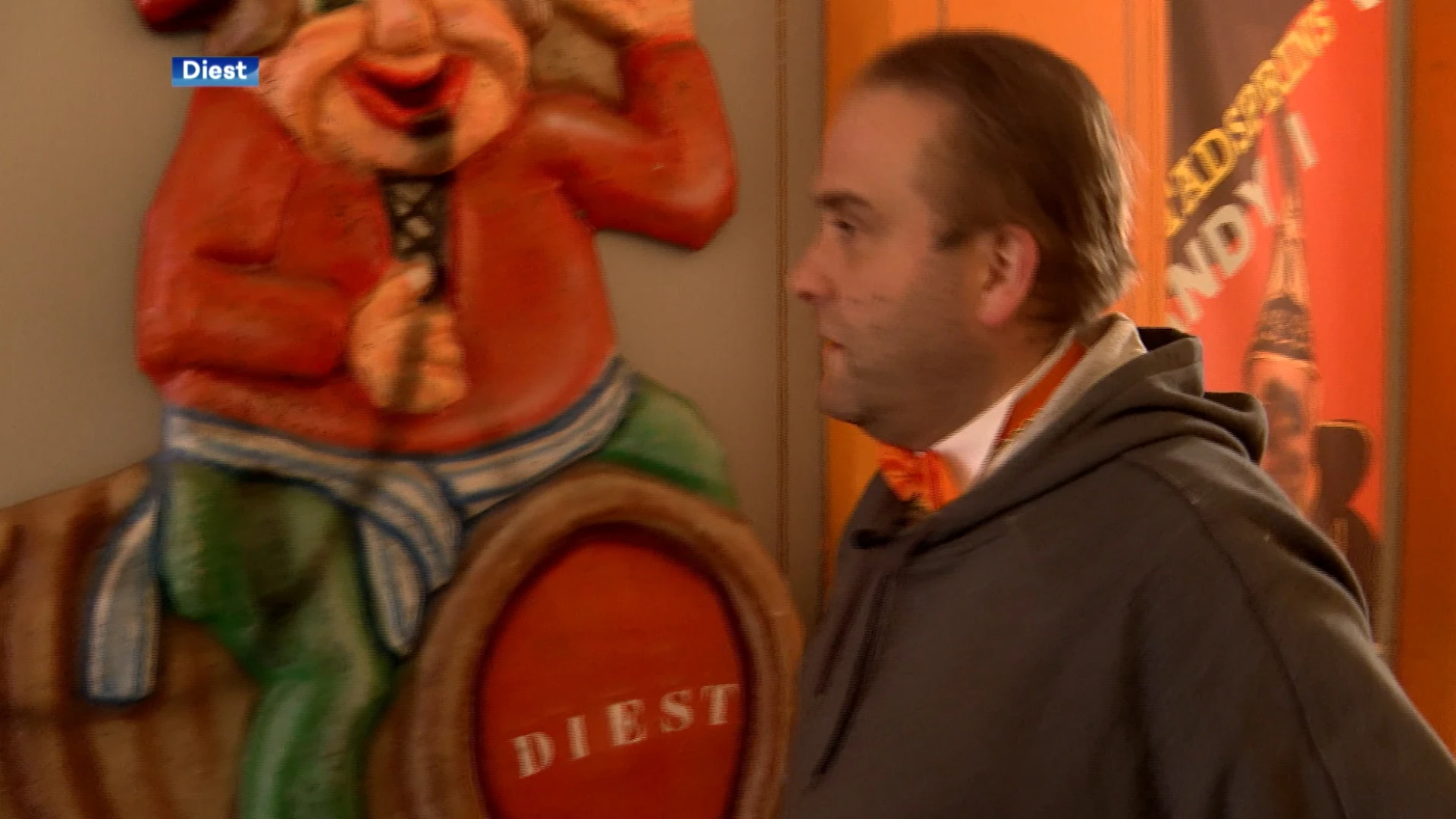 Vandalen besmeuren praalwagens Diestse carnavalsvereniging met graffiti, dag voor stoet in Schoonderbuken: "Dit gaat veel geld kosten"