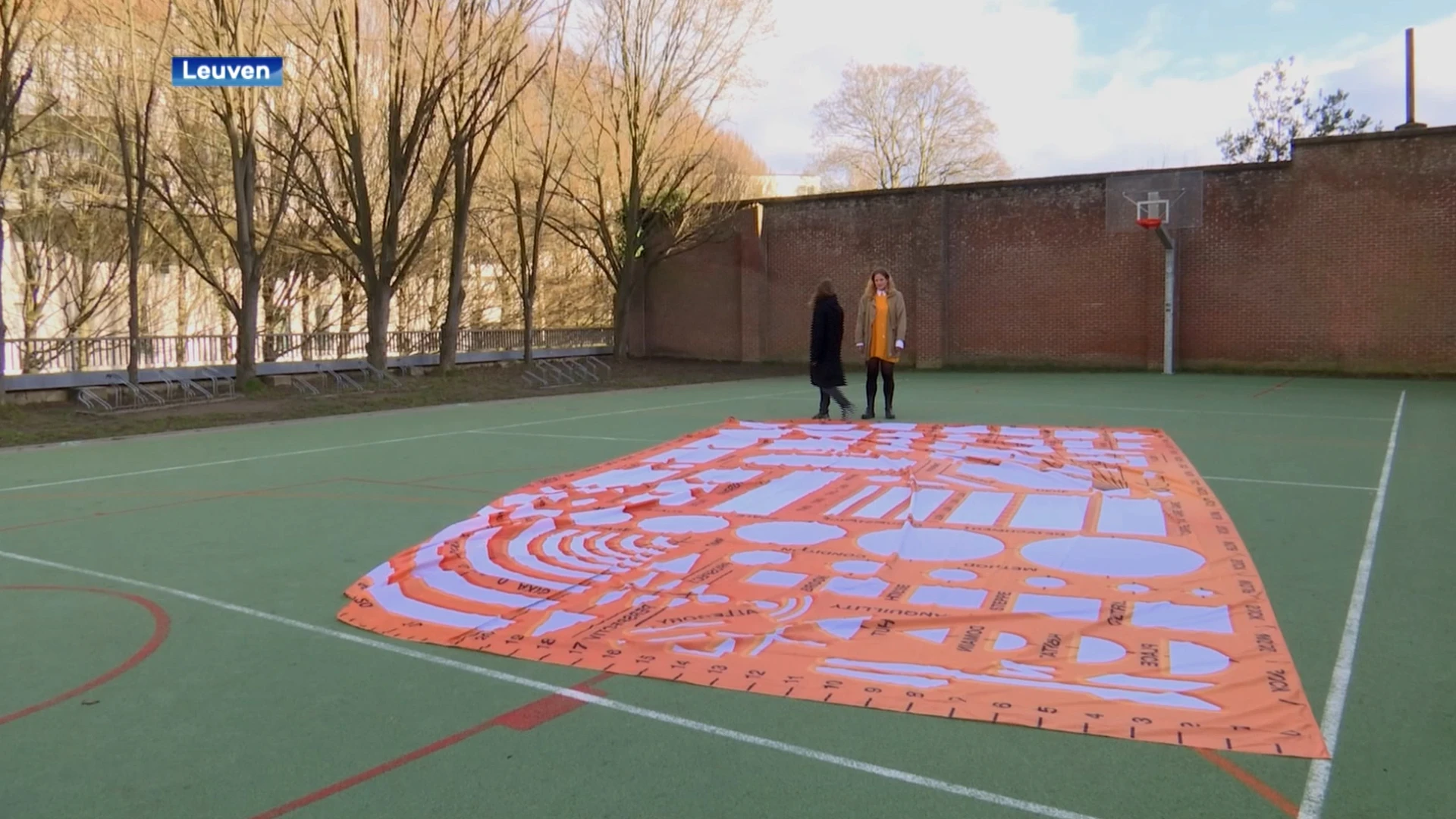 Gigantische vlag van 54 vierkante meter opgehangen in Leuven