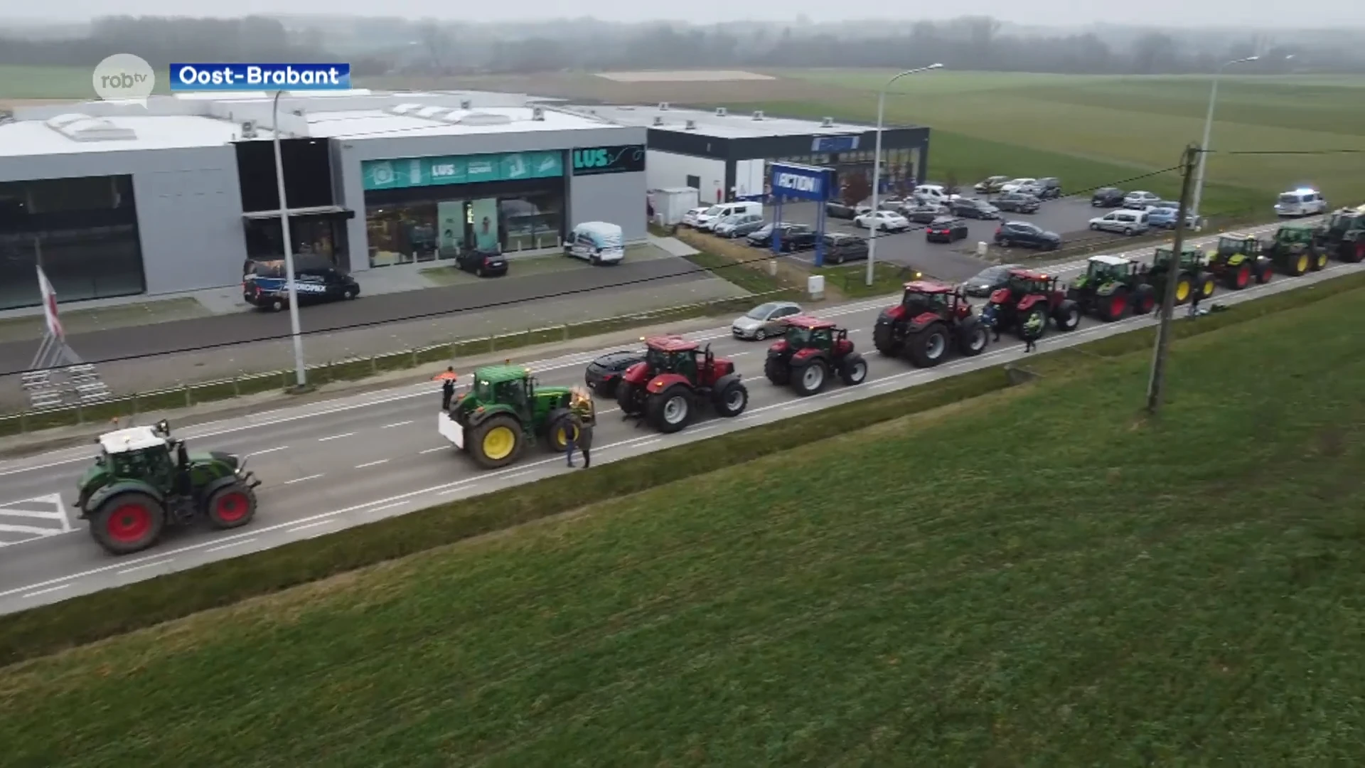 Honderden protesterende landbouwers trekken door onze regio richting Brussel: "Aan de keukentafel is het echt heel triestig als we denken aan de toekomst"