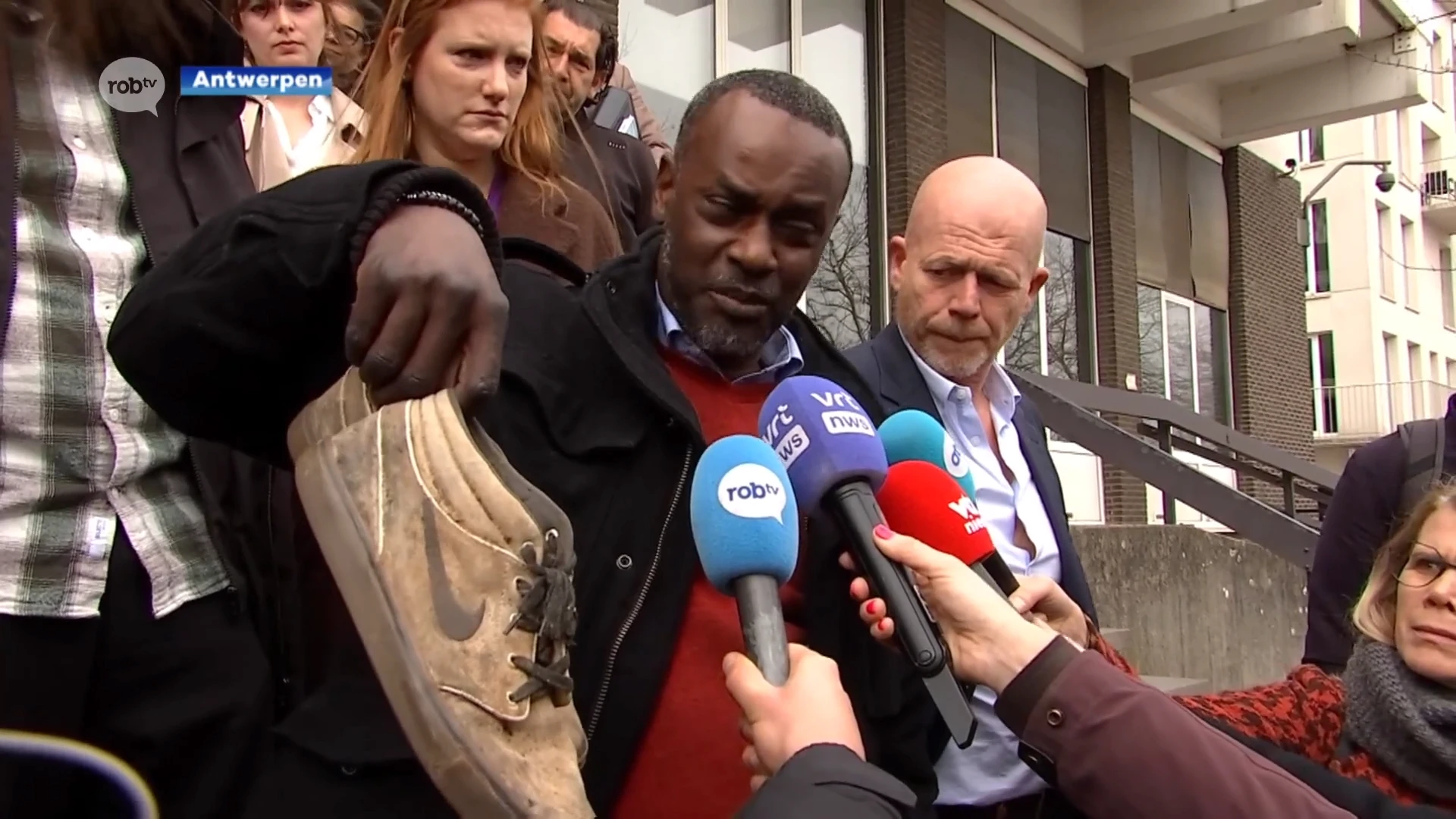 Emotionele vader van Sanda Dia op laatste procesdag: "Een paar schoenen is het enige wat mij nog rest van mijn zoon Sanda"