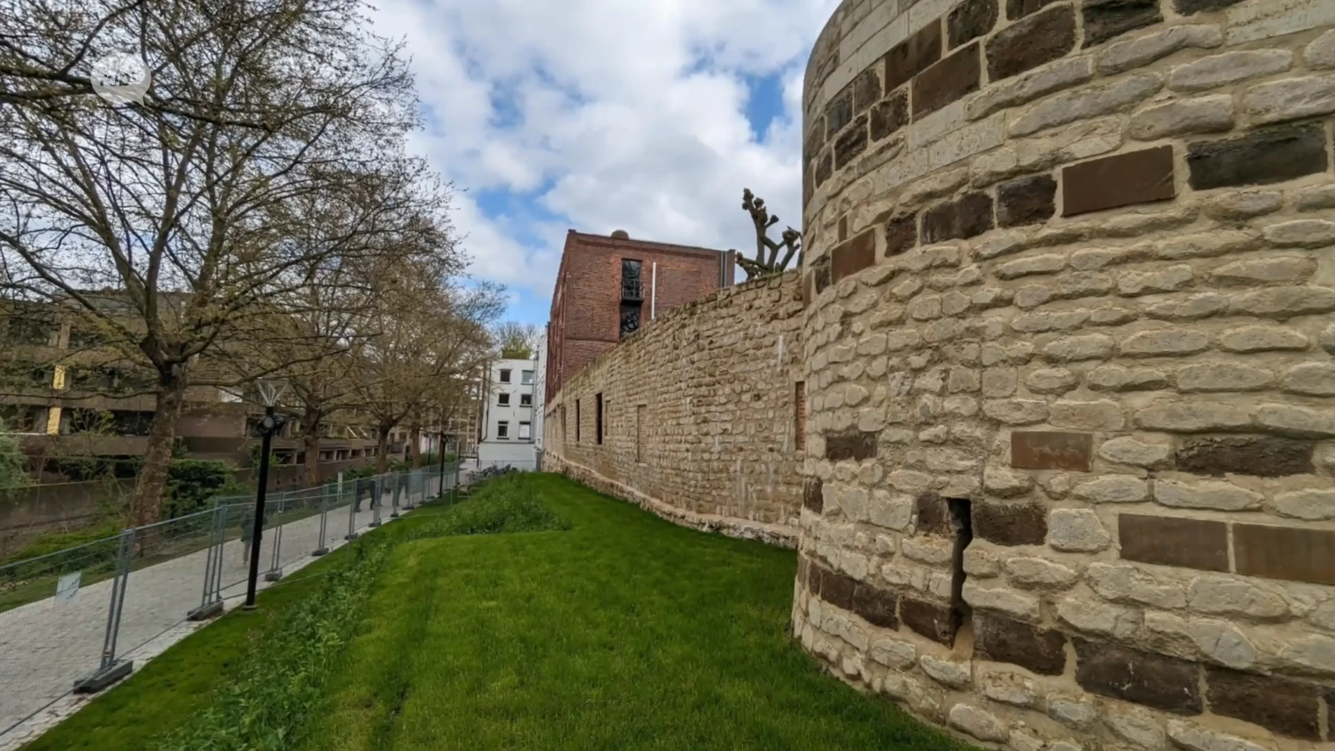 Werken aan Leuvense Handbooghof klaar: stadsomwalling uit 12de eeuw gerestaureerd