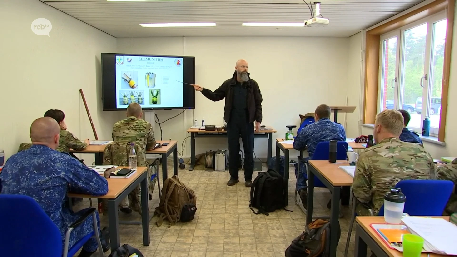 "Dit niveau van studeren is ongezien": Uitgelicht gaat mee op les met DOVO-militairen