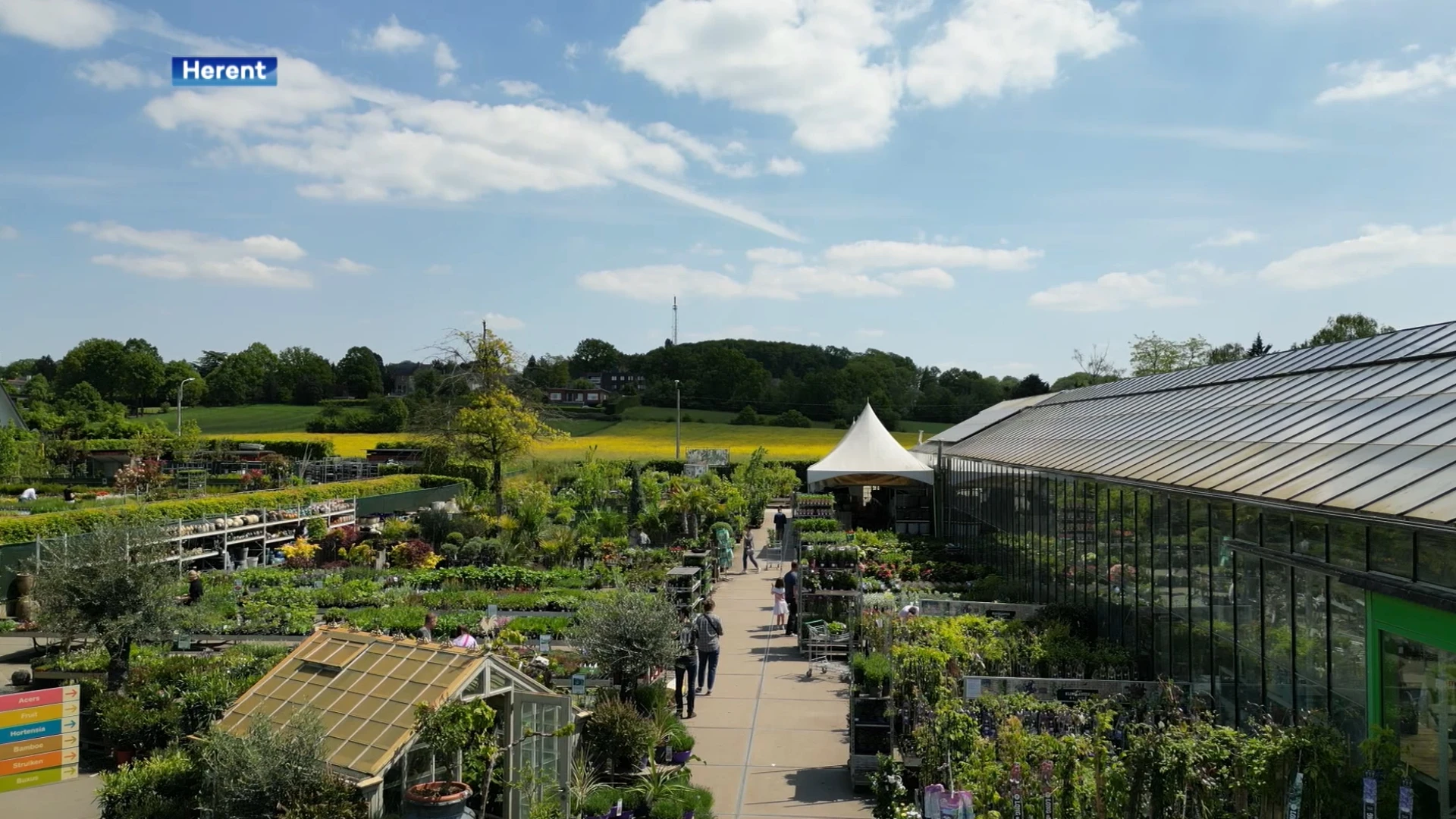 Het mooie weer en extra dagje vrij lokt veel mensen naar de tuincentra: "Het is echt heel erg druk"