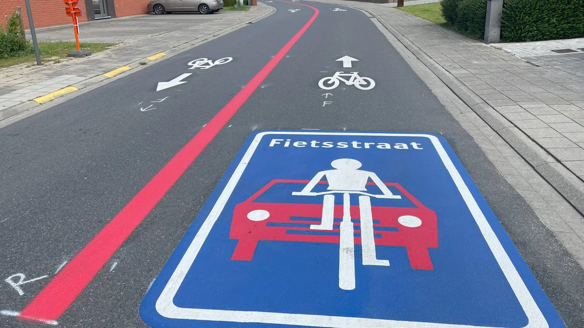 Verwarring bij inwoners bij Tremelo over felle, rode lijn in het straatbeeld: "Geen idee wat die lijn betekent''