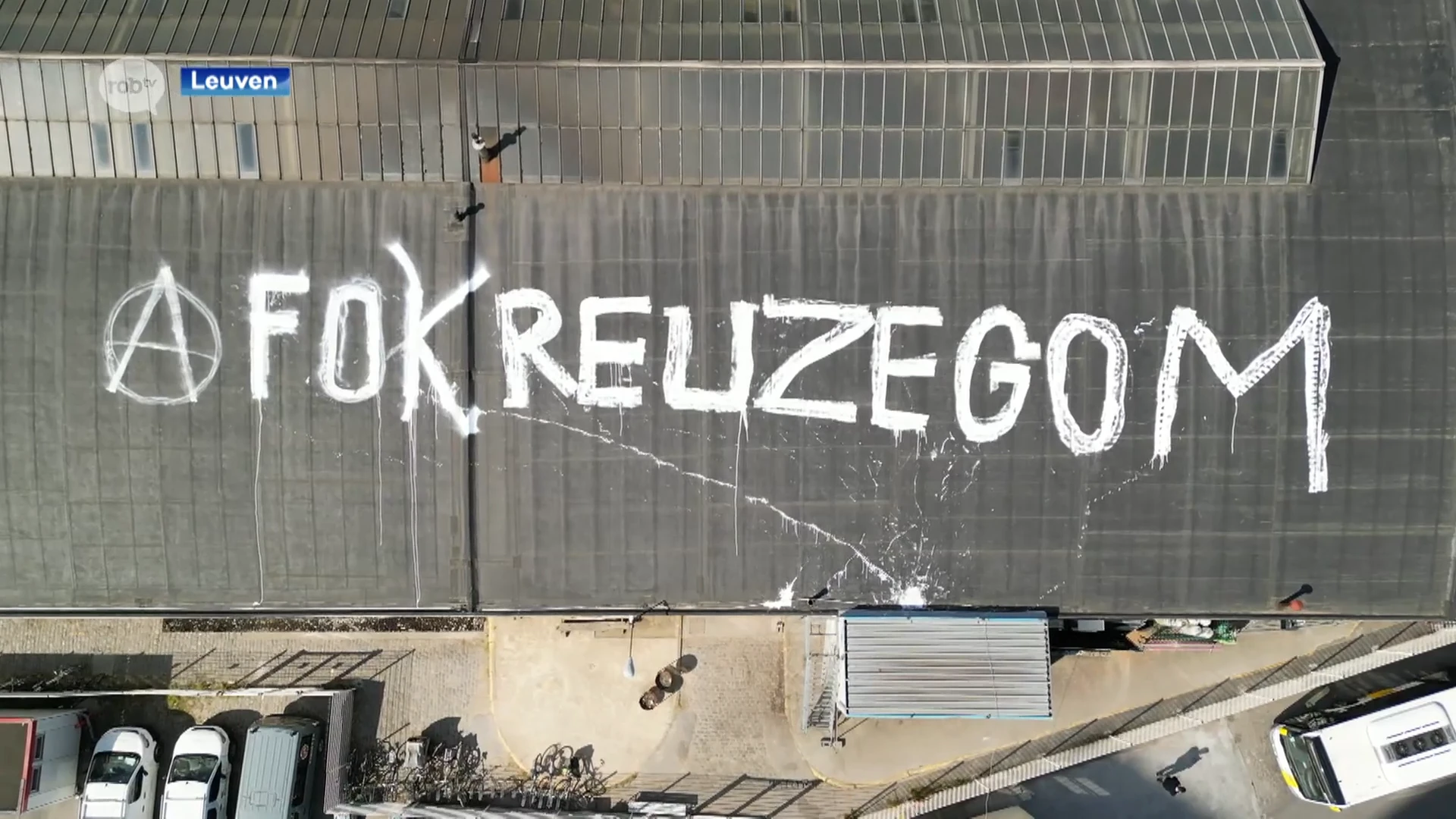 "Fok Reuzegom" op dak van vroegere stelplaatsen De Lijn in Leuven: "Verwijderen van de verf heeft geen hoge prioriteit"