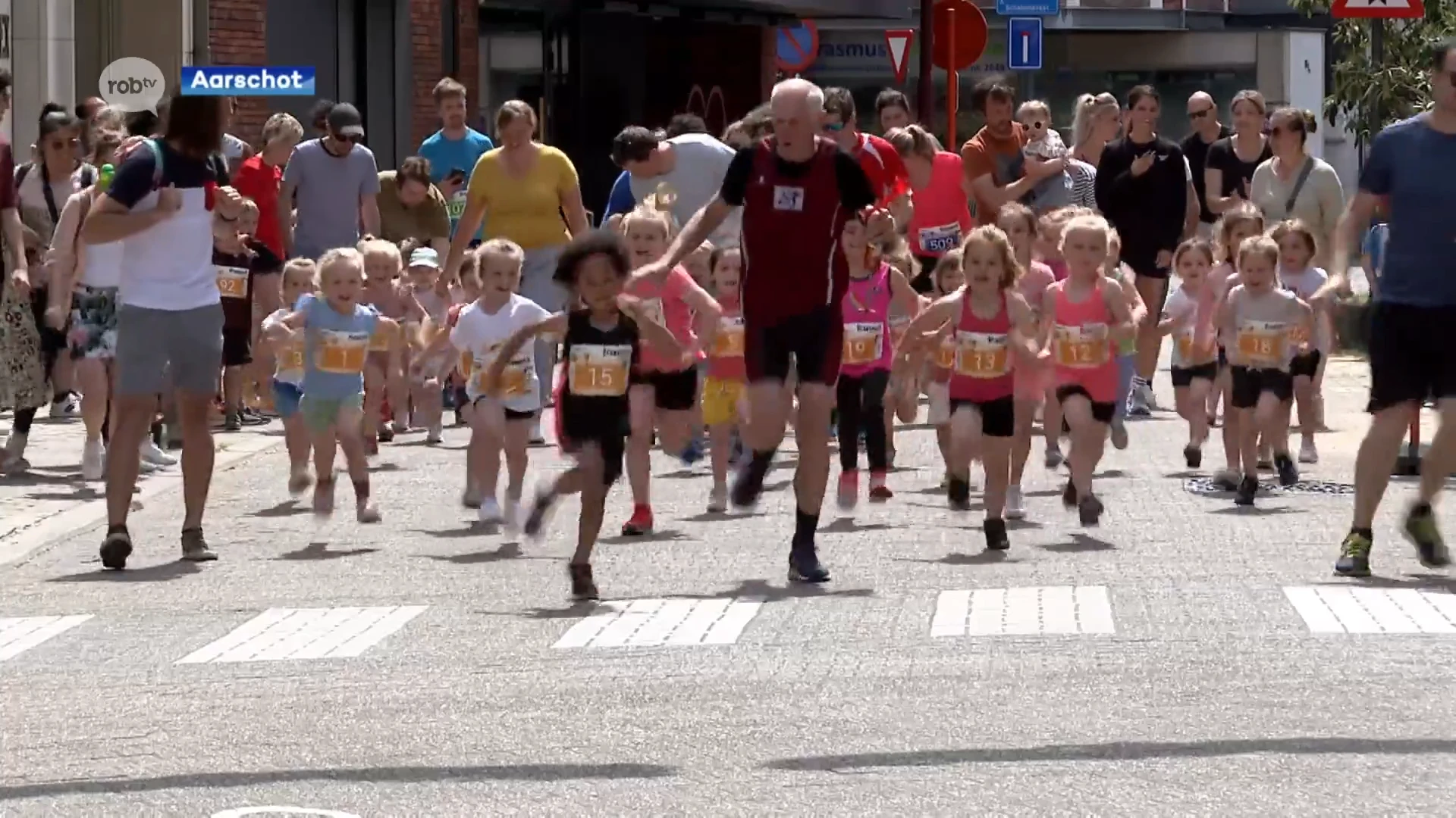 Stratenloop door verkeersvrije binnenstad van Aarschot groot succes: "Ik krijg heel sterke spieren van te lopen"