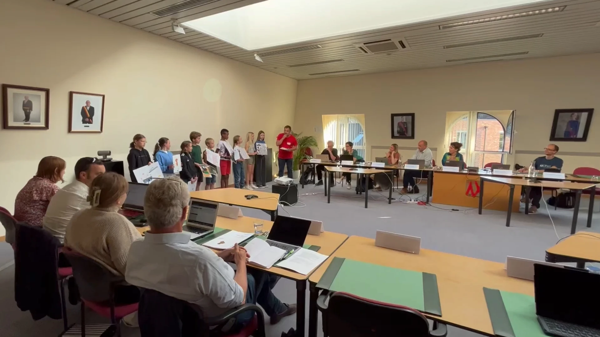 Leerlingen vrije basisschool Sint-Joris-Weert stellen eigen ideeën over Oud-Heverlee voor aan gemeenteraad