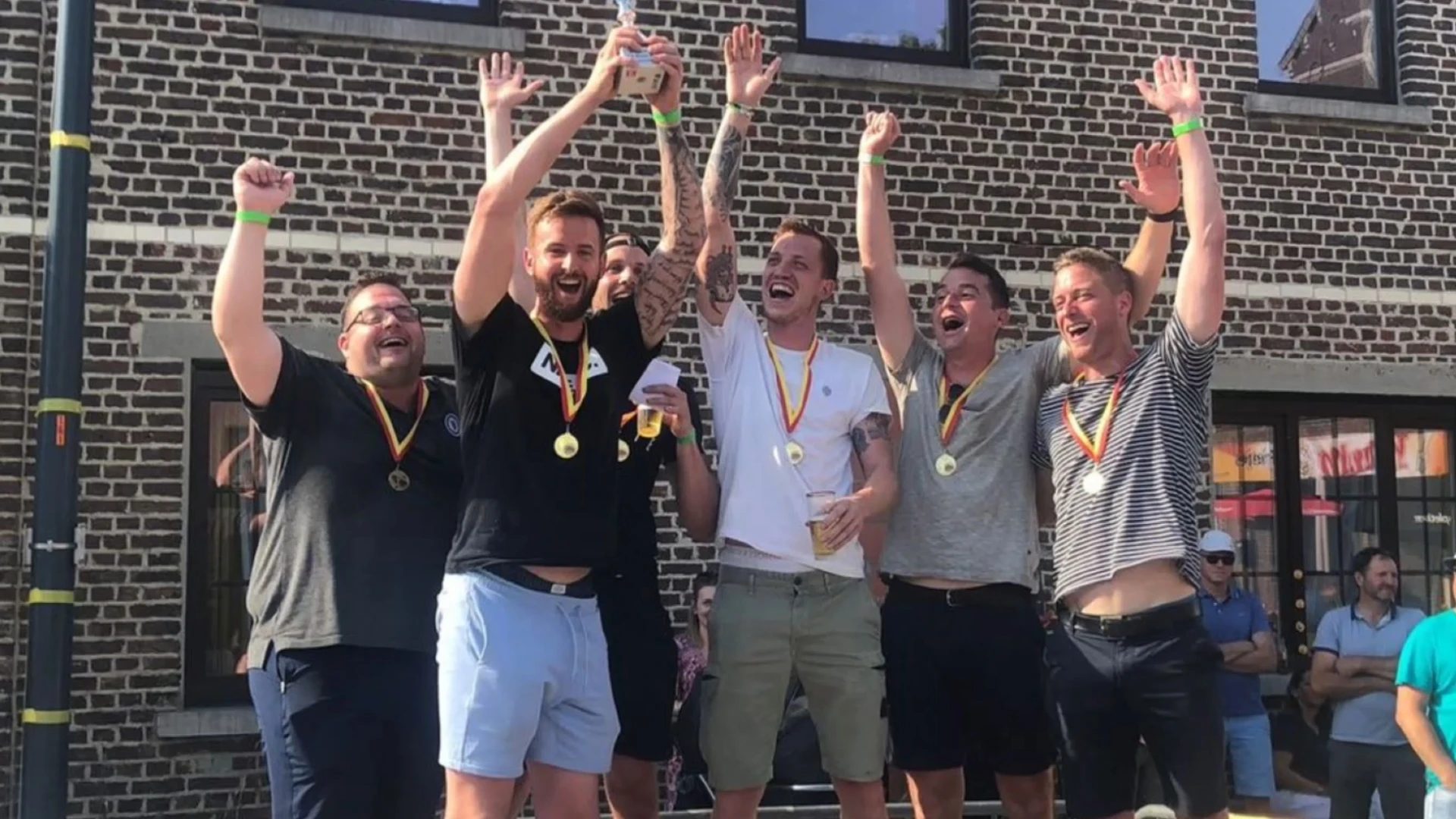 Eerste Belgisch Kampioenschap "Bus Pulling" in Wommersom gewonnen door team van (ex-)spelers KVK Tienen