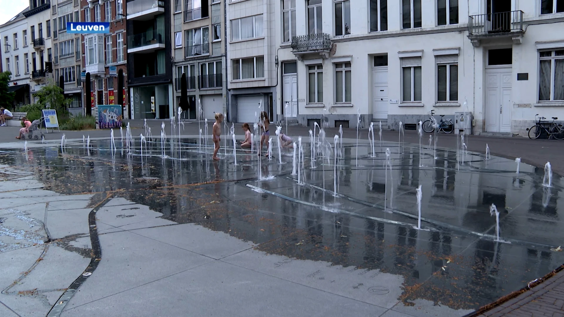 Kinderen zoeken verfrissing bij fontein op Herbert Hooverplein
