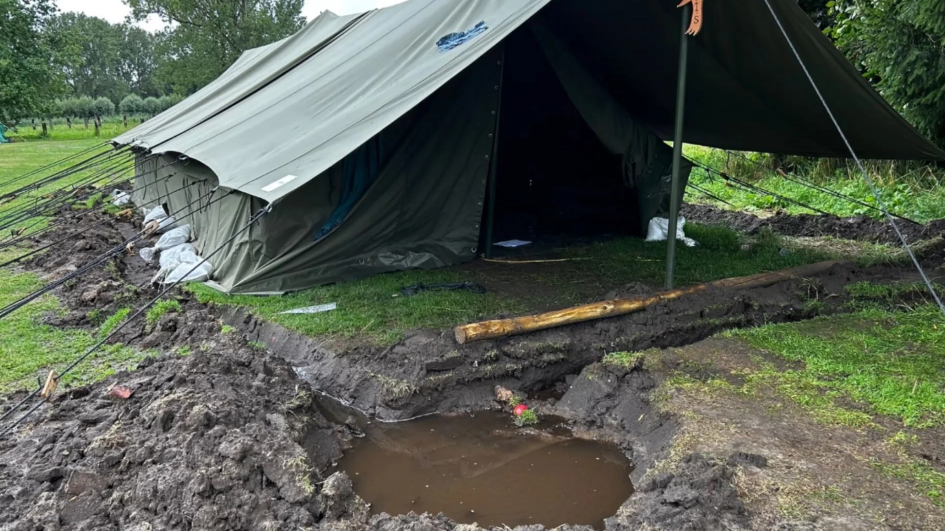 135 leden van Chiro Leefdaal geëvacueerd na hevige stortbui op kamp in Antwerpese Lille: "Nu zijn het nog een paar kleine plasjes, maar deze nacht was het wel echt een zwembad"