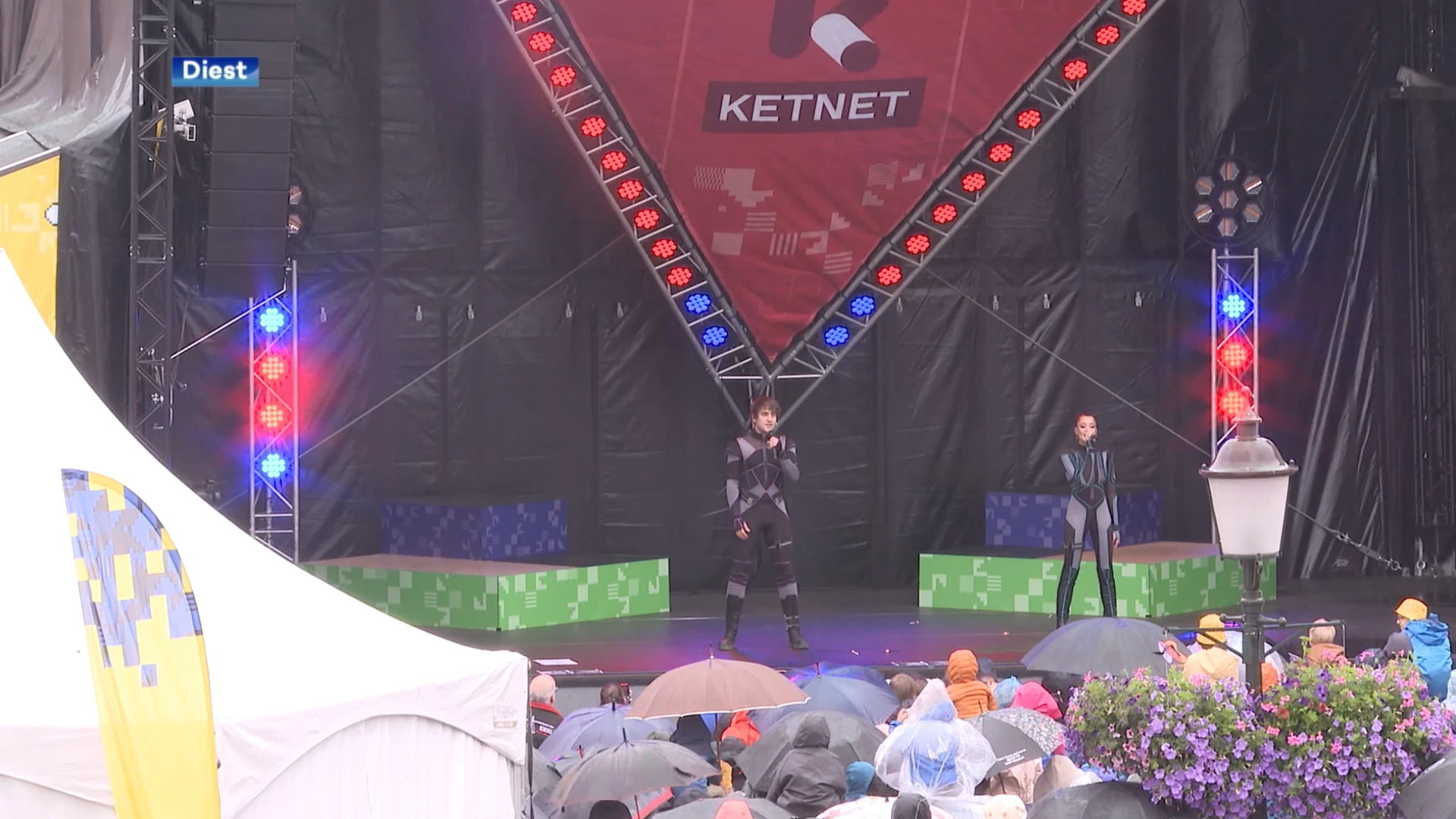 Veel regen maar ook veel volk in Diest voor de Ketnet Zomertour