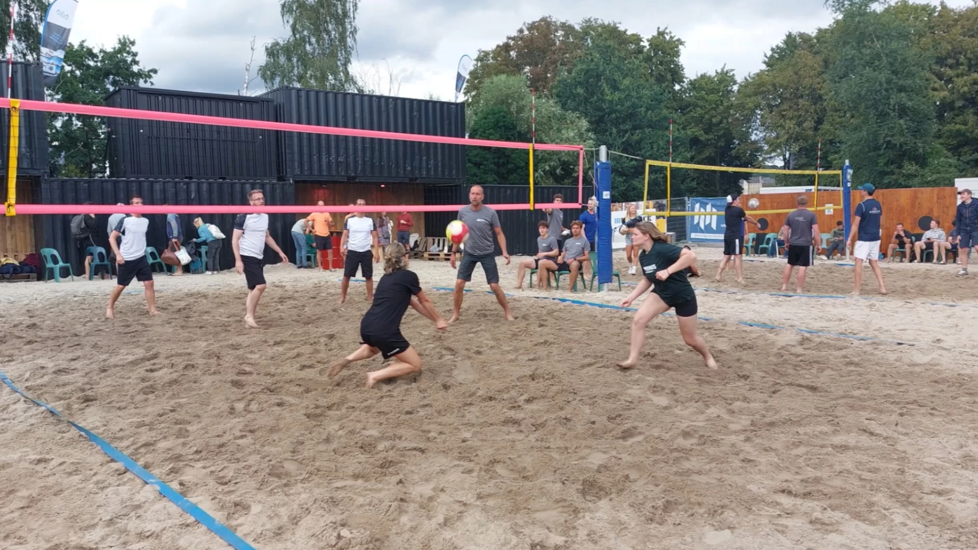 Baal Beach ondanks slechte weer toch een succes: 128 beachvolley teams en een uitverkocht Strandfeestje