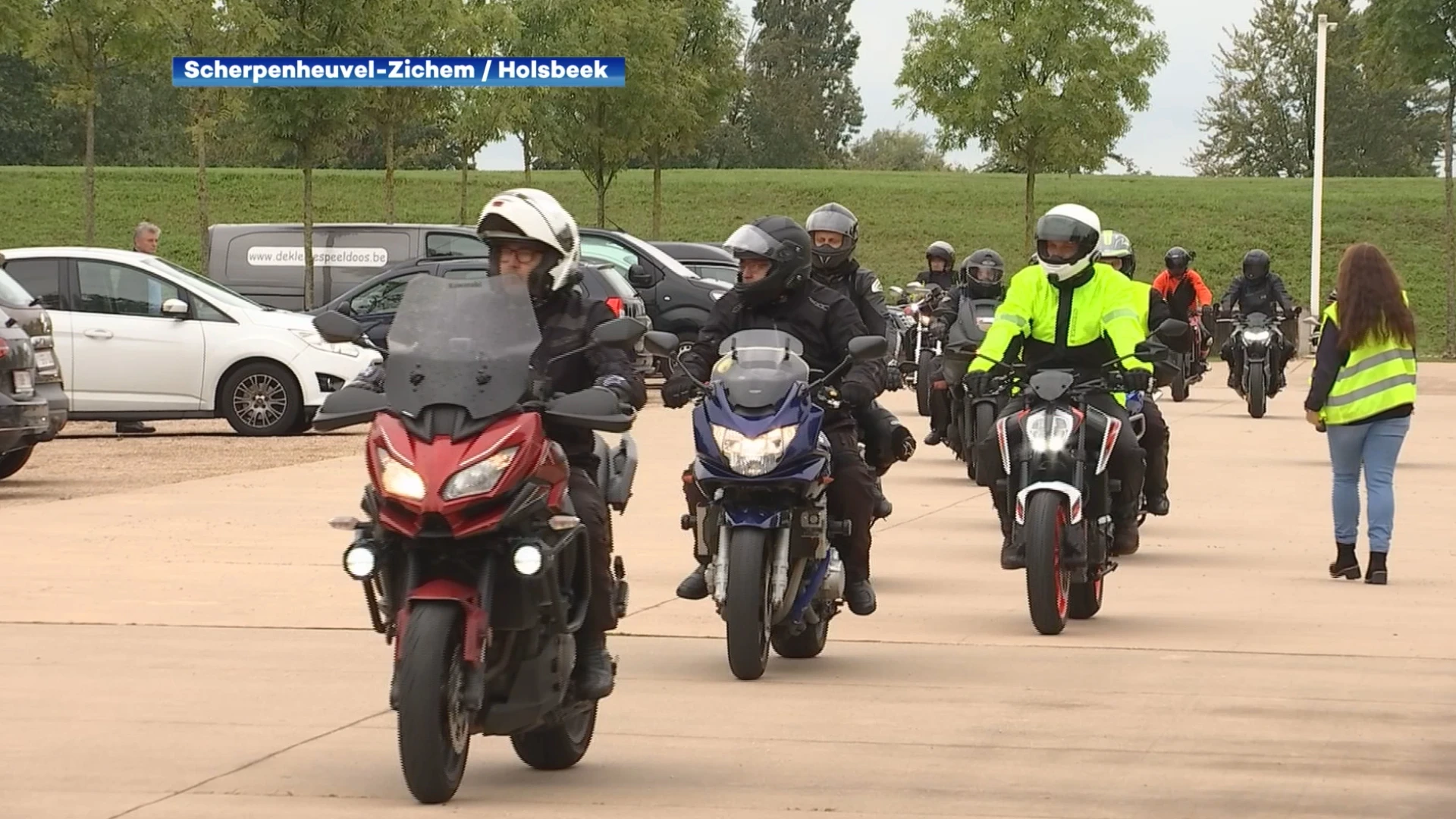 Honderdtal motards vormt erehaag voor overleden Jonathan (34): "Een motorrijder doodt niet, hij wordt gedood"