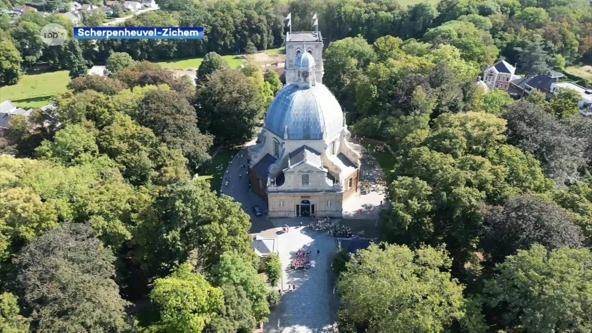 850 kinderen van verschillende scholen houden vredesmars rond basiliek: "Omdat er heel veel oorlog is in de wereld en vrede is heel belangrijk"