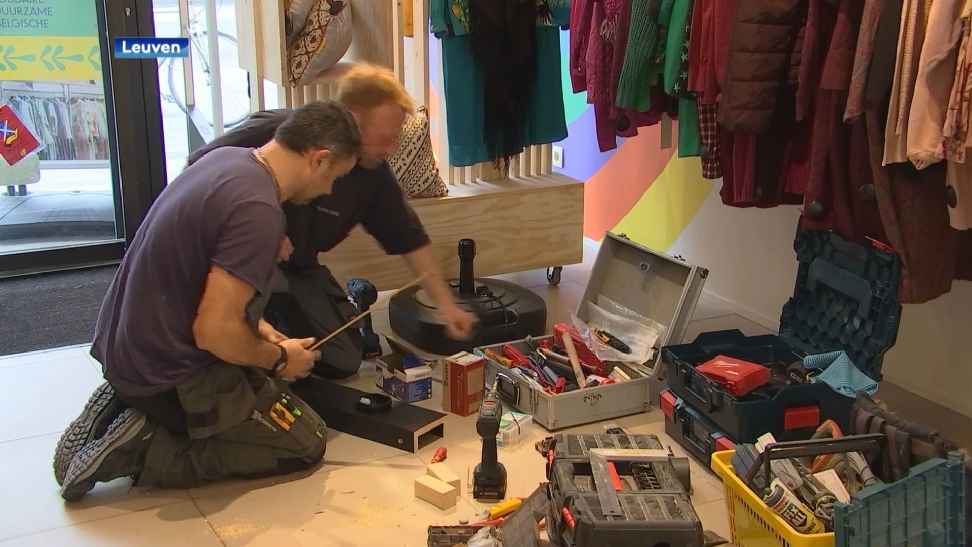 Spullenhulp opent tweedehands kledingwinkel in Leuven: opbrengst wordt gebruikt in strijd tegen armoede