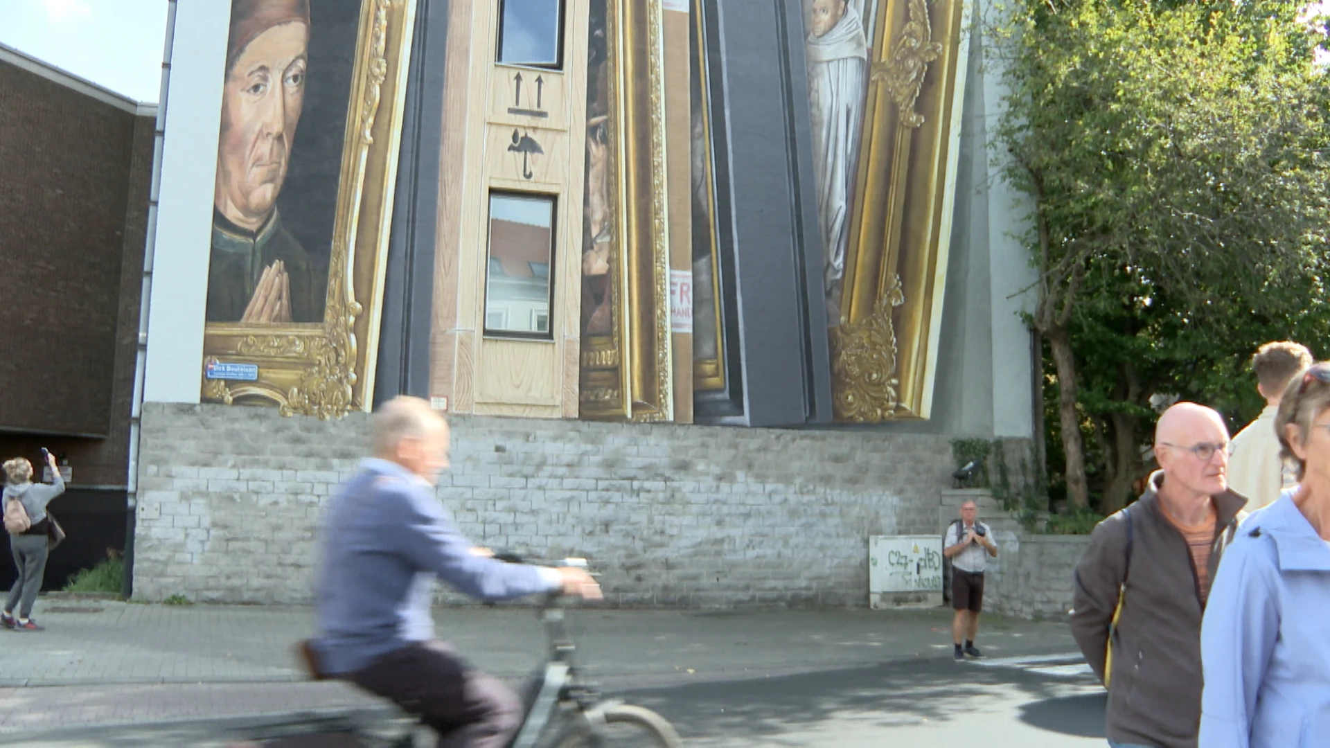 Leuven nog een muurschildering rijker: Leon Keer maakt kunstwerk over Dirk Bouts op muur in Dirk Boutslaan