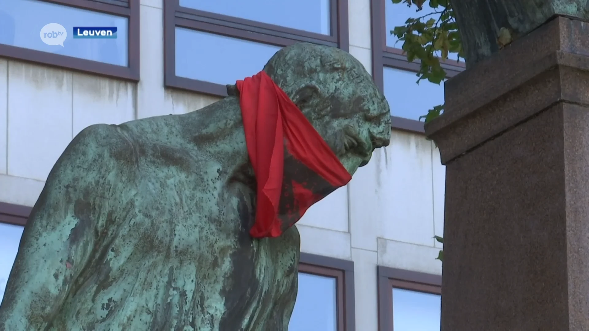Leuvense standbeelden plots gekneveld: "Al veel mensen bleven kijken"